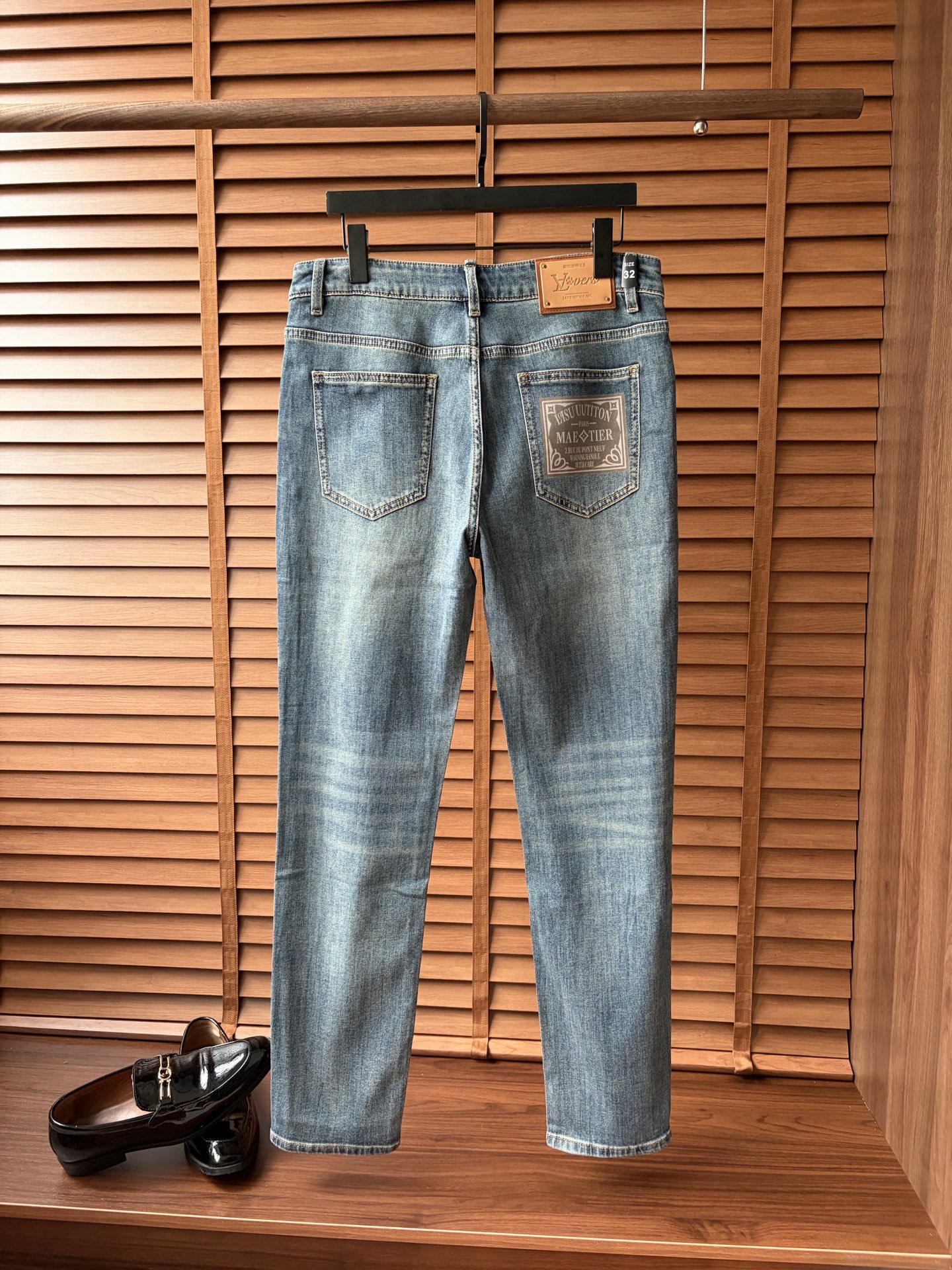 NO:877699,LV's new men's jeans. The fabric is comfortable and elastic. Exclusively available. Fashionable and elegant. Designed with heavy craftsmanship. Using original color washing process. Selected imported heavy denim denim fabric. Customized hardware decoration. Exquisite stitching. All the fine workmanship makes the whole pair of pants more stylish. Worth owning. Sizes 29--38,, louis vuitton, jeans,19860909LV 新品男士牛仔裤 面料舒适弹性好.独家发售 时尚优雅 重工艺设计.采用原色水洗工艺 精选进口重磅丹宁牛仔面料 定制五金装饰 精致车线 所有精细做工让整条裤子的调性更上一层楼 值得拥有. 尺码29--38,,louis vuitton,jeans,,Men's clothing