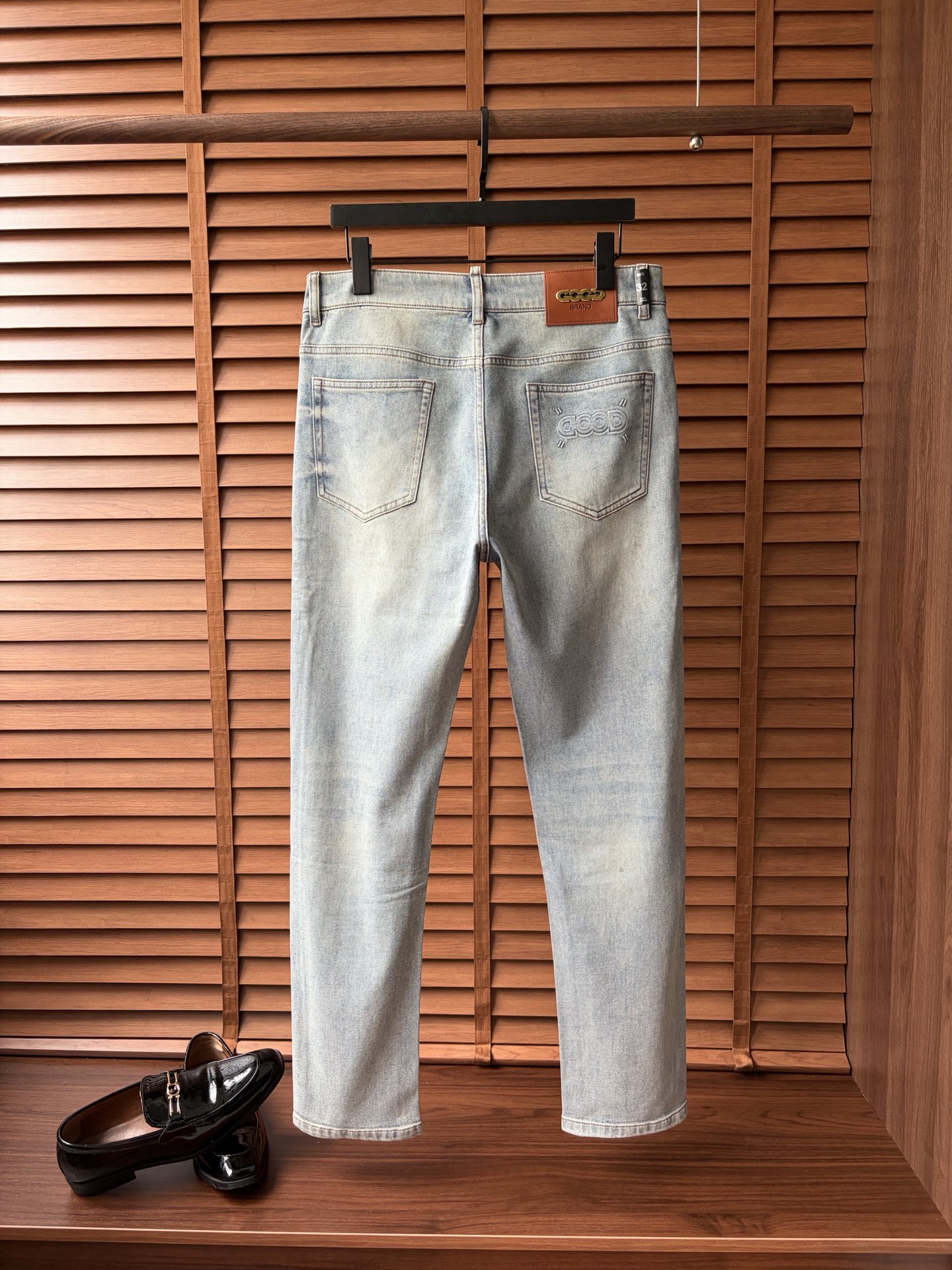 NO:877704,pod new men's jeans. The fabric is comfortable and elastic. Exclusively available. Fashionable and elegant. Heavy craftsmanship design. Using original color washing process. Selected imported heavy denim denim fabrics. Customized hardware decoration. Exquisite stitching. All the fine workmanship makes the whole pair of pants more tonal. Worth owning. Sizes 29--38,,jeans,19860909pod 新品男士牛仔裤 面料舒适弹性好.独家发售 时尚优雅 重工艺设计.采用原色水洗工艺 精选进口重磅丹宁牛仔面料 定制五金装饰 精致车线 所有精细做工让整条裤子的调性更上一层楼 值得拥有. 尺码29--38,,jeans,,Men's clothing