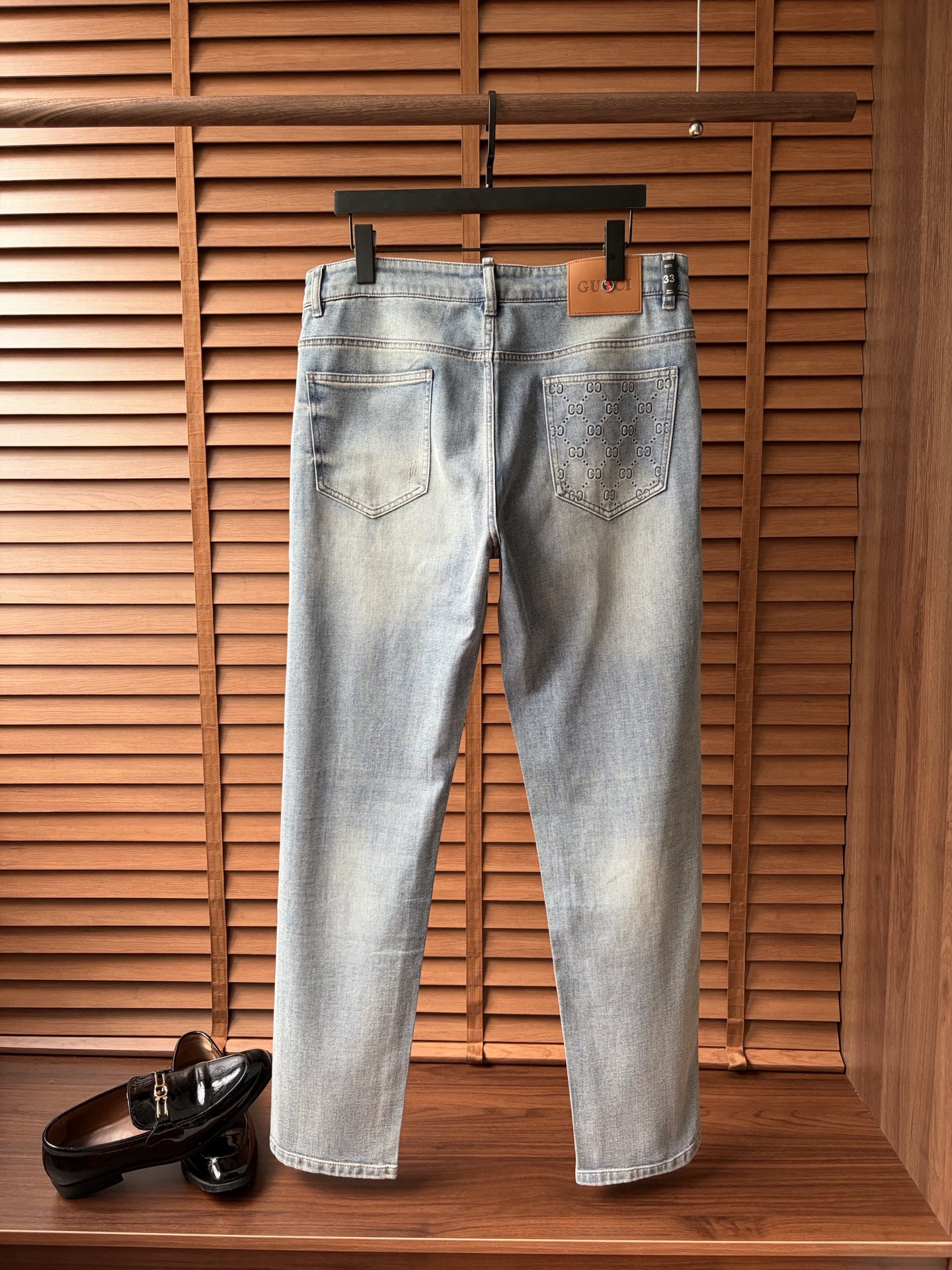 NO:877708,Gucci's new men's jeans. The fabric is comfortable and elastic. Exclusively available. Fashionable and elegant. Designed with heavy craftsmanship. Using original color washing process. Selected imported heavy denim denim fabric. Customized hardware decoration. Exquisite stitching. All fine workmanship makes the whole pair of pants more stylish. Worth owning. Sizes 29--38,,jeans,19860909古奇 新品男士牛仔裤 面料舒适弹性好.独家发售 时尚优雅 重工艺设计.采用原色水洗工艺 精选进口重磅丹宁牛仔面料 定制五金装饰 精致车线 所有精细做工让整条裤子的调性更上一层楼 值得拥有. 尺码29--38,,jeans,,Men's clothing