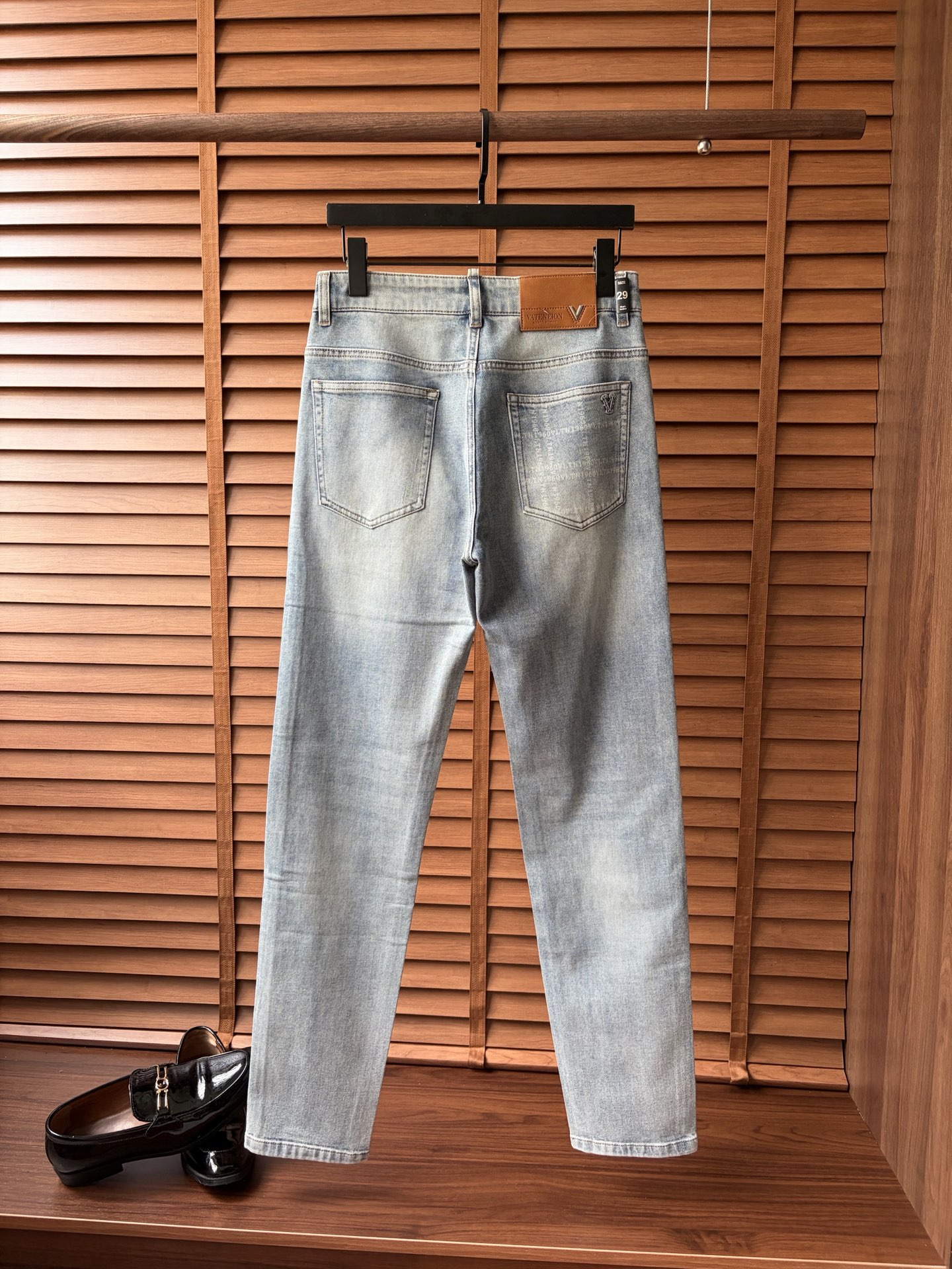 NO:877712,Versace's new men's jeans. The fabric is comfortable and elastic. Exclusively available. Fashionable and elegant. Designed with heavy craftsmanship. Using original color washing process. Selected imported heavy-weight denim denim fabric. Customized hardware decoration. Exquisite stitching. All fine workmanship makes the whole pair of pants more stylish. Worth owning. Sizes 29--38,,versace,jeans,19860909范思哲 新品男士牛仔裤 面料舒适弹性好.独家发售 时尚优雅 重工艺设计.采用原色水洗工艺 精选进口重磅丹宁牛仔面料 定制五金装饰 精致车线 所有精细做工让整条裤子的调性更上一层楼 值得拥有. 尺码29--38,,versace,jeans,,Men's clothing