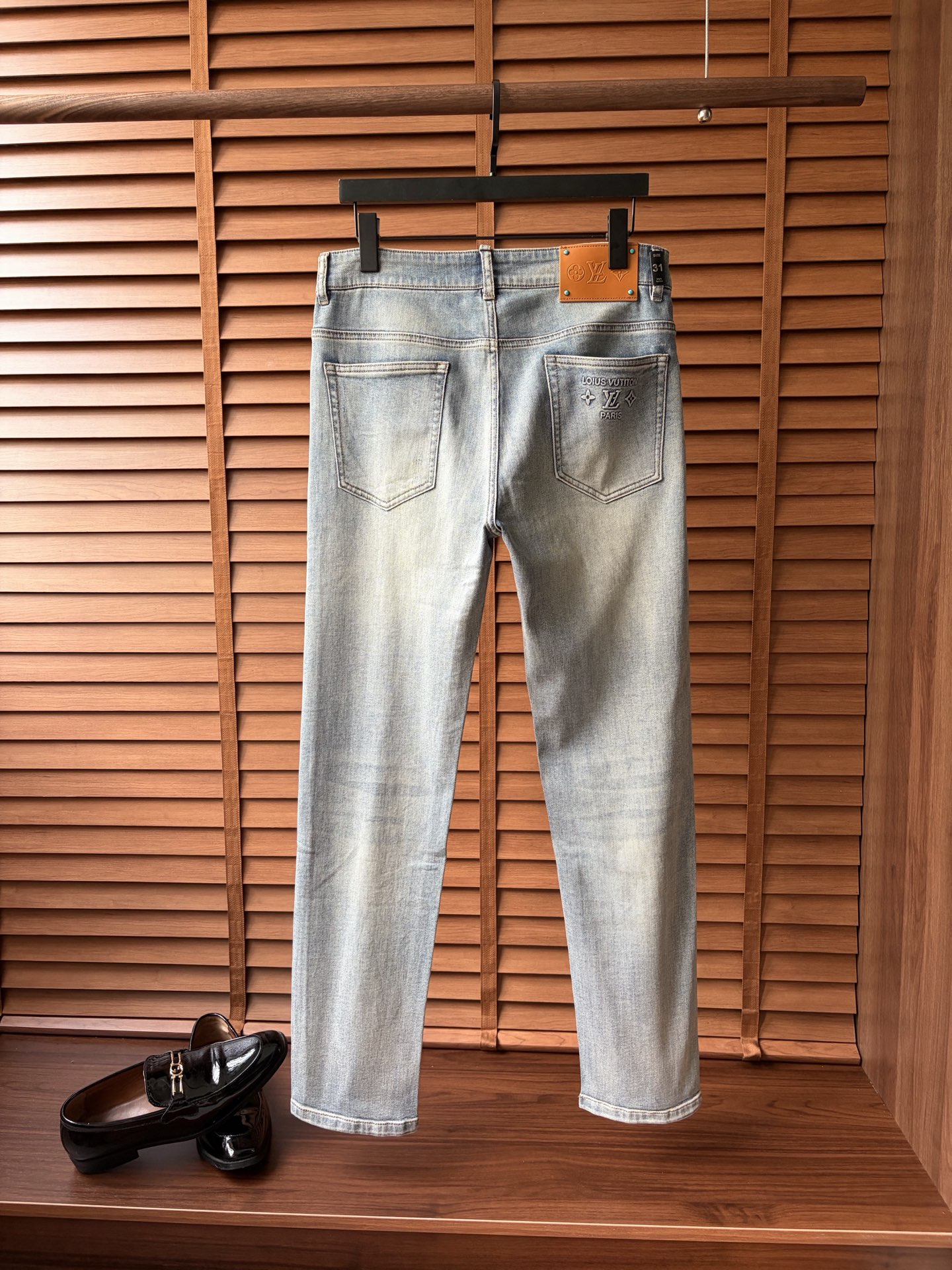 NO:877681,LV's new men's jeans. The fabric is comfortable and elastic. Exclusively available. Fashionable and elegant. Designed with heavy craftsmanship. Using original color washing process. Selected imported heavy denim denim fabric. Customized hardware decoration. Exquisite stitching. All the fine workmanship makes the whole pair of pants more stylish. Worth owning. Sizes 29--38,, louis vuitton, jeans,19860909LV 新品男士牛仔裤 面料舒适弹性好.独家发售 时尚优雅 重工艺设计.采用原色水洗工艺 精选进口重磅丹宁牛仔面料 定制五金装饰 精致车线 所有精细做工让整条裤子的调性更上一层楼 值得拥有. 尺码29--38,,louis vuitton,jeans,,Men's clothing