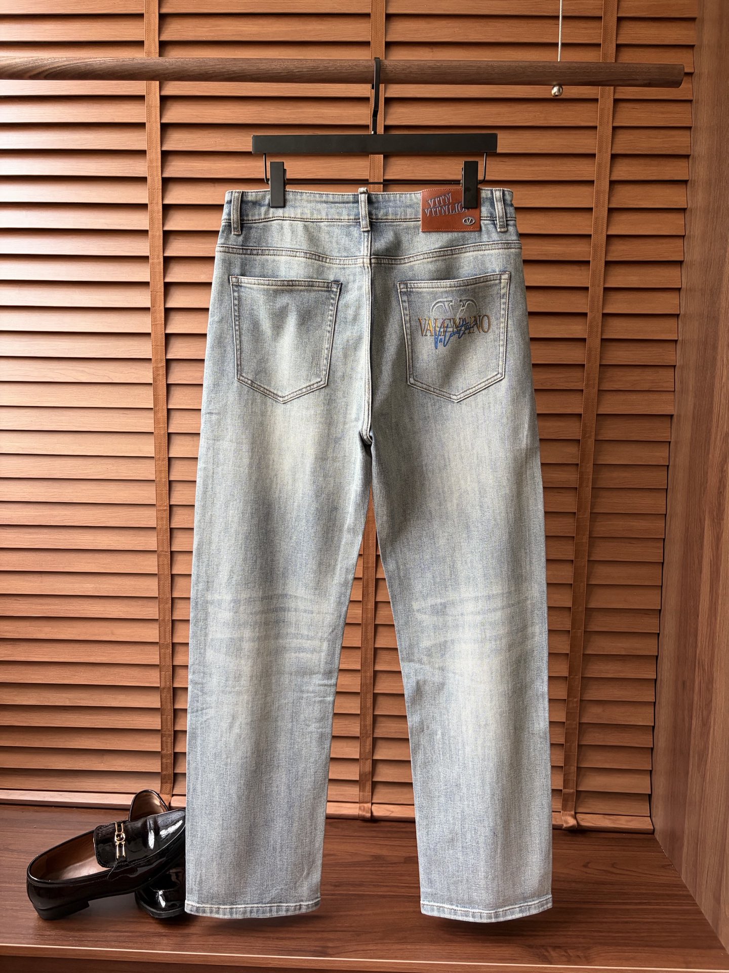 NO:877716,Valentino's new men's jeans. The fabric is comfortable and elastic. Exclusively available. Fashionable and elegant. Heavy craftsmanship design. Uses original color washing process. Selected imported heavy denim denim fabric. Customized hardware decoration. Exquisite stitching. All fine workmanship makes the whole pair of pants more stylish. Worth owning. Sizes 29--38,,valentino,jeans,19860909华伦天奴 新品男士牛仔裤 面料舒适弹性好.独家发售 时尚优雅 重工艺设计.采用原色水洗工艺 精选进口重磅丹宁牛仔面料 定制五金装饰 精致车线 所有精细做工让整条裤子的调性更上一层楼 值得拥有. 尺码29--38,,valentino,jeans,,Men's clothing