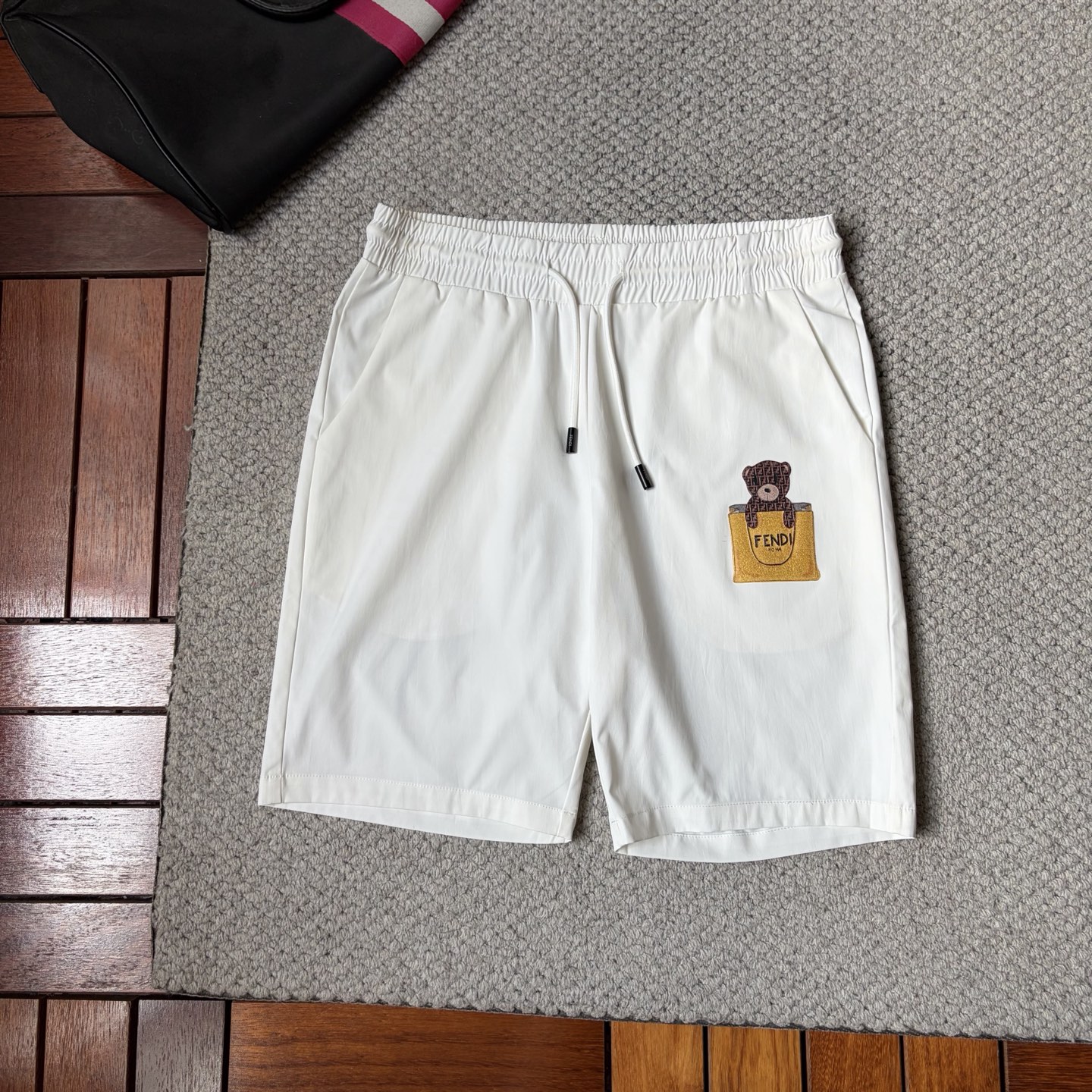 NO:876922,Fen's new style is coming, 2026 spring and summer new casual pants and shorts, imported high-density customized quick-drying fabric, comfortable, soft and skin-friendly, straight and not easy to wrinkle, simple and clear, super versatile upper body effect, super fashionable and versatile, straight and stylish, a wardrobe must-have!  Suitable for any occasion, sizes M-3XL, shorts,19860909芬 ‘’新款来袭 2026春夏新款休闲裤短裤,进口高密度定制速干面料,舒适柔软亲肤,笔挺不易起皱,简单明了,超级百搭上身效果超级棒时尚百搭,笔挺有型,衣橱必备！适合任何场合穿着,码数M-3XL,,shorts,,Men's clothing