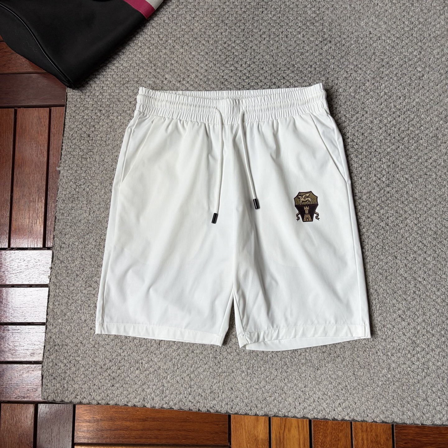 NO:876901,BC’s new style is coming, 2026 spring and summer new casual pants and shorts, imported high-density customized quick-drying fabric, comfortable, soft and skin-friendly, straight and not easy to wrinkle, simple and clear, super versatile upper body effect, super fashionable and versatile, straight and stylish, a wardrobe must-have!  Suitable for any occasion, sizes M-3XL, shorts,19860909BC ‘’新款来袭 2026春夏新款休闲裤短裤,进口高密度定制速干面料,舒适柔软亲肤,笔挺不易起皱,简单明了,超级百搭上身效果超级棒时尚百搭,笔挺有型,衣橱必备！适合任何场合穿着,码数M-3XL,,shorts,,Men's clothing