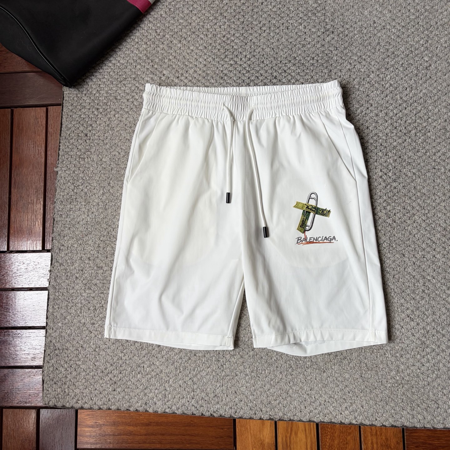 NO:876895,Paris' new style is coming, 2026 spring and summer new casual pants and shorts, imported high-density customized quick-drying fabrics, comfortable, soft and skin-friendly, straight and not easy to wrinkle, simple and clear, super versatile upper body effect, super fashionable and versatile, straight and stylish, a wardrobe must-have!  Suitable for any occasion, sizes M-3XL, shorts,19860909巴黎 ‘’新款来袭 2026春夏新款休闲裤短裤,进口高密度定制速干面料,舒适柔软亲肤,笔挺不易起皱,简单明了,超级百搭上身效果超级棒时尚百搭,笔挺有型,衣橱必备！适合任何场合穿着,码数M-3XL,,shorts,,Men's clothing