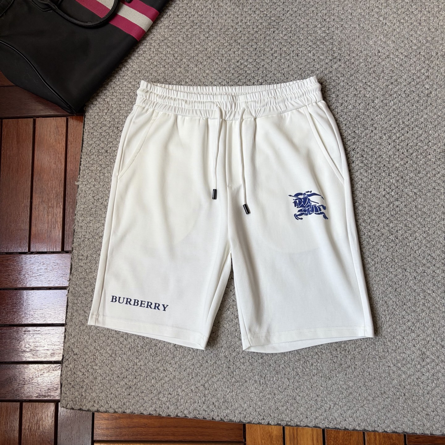 NO:914124,Burberry ss26 early spring and summer men's casual shorts are a versatile item. The elastic waist drawstring design has a soft feel and good shape retention. The low-elastic structure makes the pants just right and not easy to wrinkle!  Size M-XXXL,,burberry,shorts,19860909巴宝莉 ss26早春夏款男士休闲短裤,堪称百搭单品,弹性松紧腰边抽绳设计,手感柔软、保型性好、低弹丝的构造使裤身弹性恰到好处,并且不易起皱！码数M-XXXL,,burberry,shorts,,Men's clothing