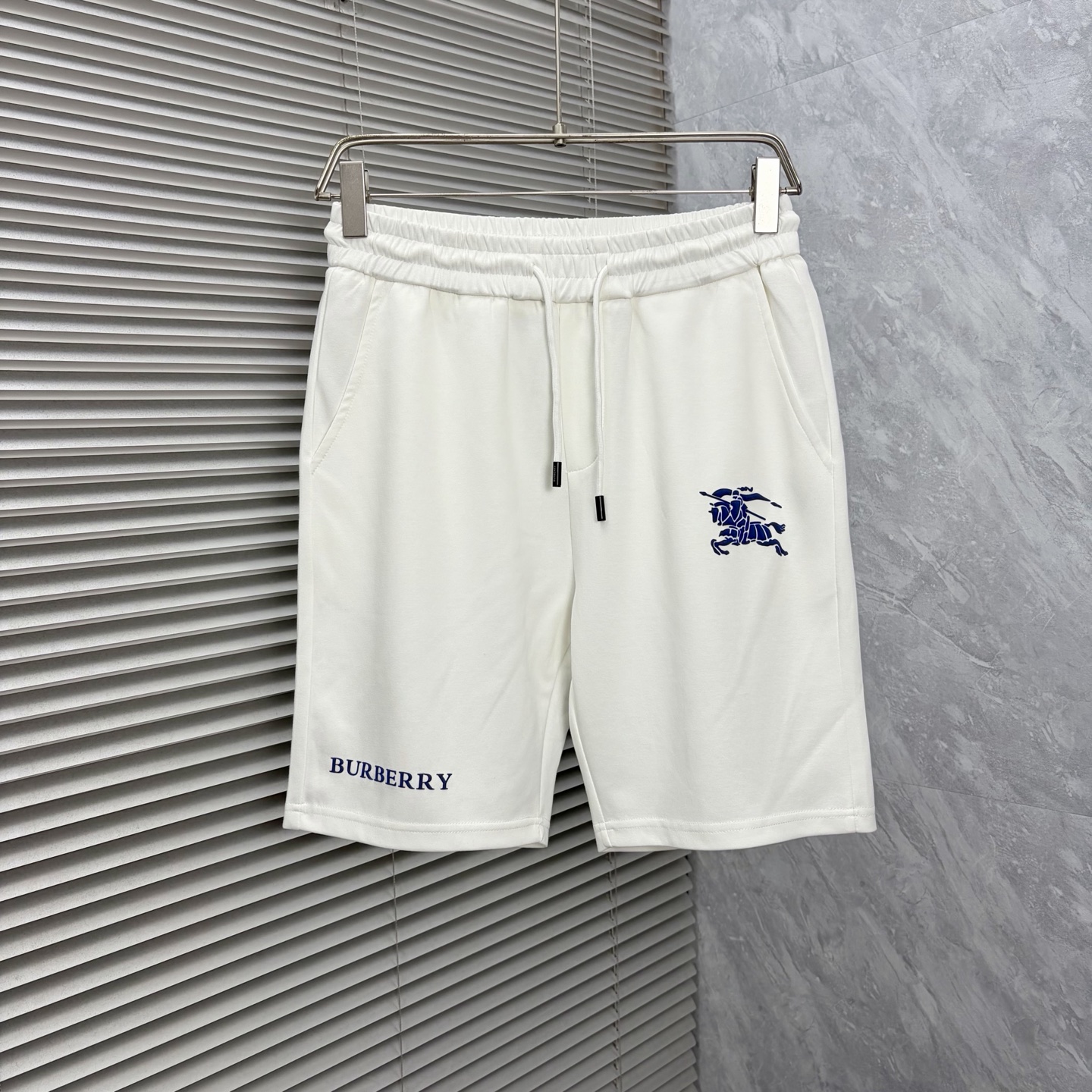 NO:910537,BBR*Burberry ss26 men's casual shorts for early spring and summer are a versatile item. The elastic waistband design has a soft feel and good shape retention. The low-elastic structure makes the pants just right and not easy to wrinkle!  Size M-XXXL,,burberry,shorts,19860909BBR*巴宝莉 ss26早春夏款男士休闲短裤,堪称百搭单品,弹性松紧腰边抽绳设计,手感柔软、保型性好、低弹丝的构造使裤身弹性恰到好处,并且不易起皱！码数M-XXXL,,burberry,shorts,,Men's clothing