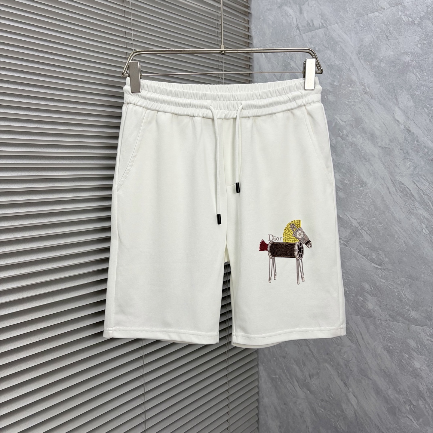 NO:910530,Hermès ss26 early spring and summer men's casual shorts are a versatile item. The elastic waist drawstring design has a soft feel and good shape retention. The low elastic structure makes the pants just right and not easy to wrinkle!  Code number M-XXXL,,hermes,shorts,19860909爱马仕ss26早春夏款男士休闲短裤,堪称百搭单品,弹性松紧腰边抽绳设计,手感柔软、保型性好、低弹丝的构造使裤身弹性恰到好处,并且不易起皱！码数M-XXXL,,hermes,shorts,,Men's clothing