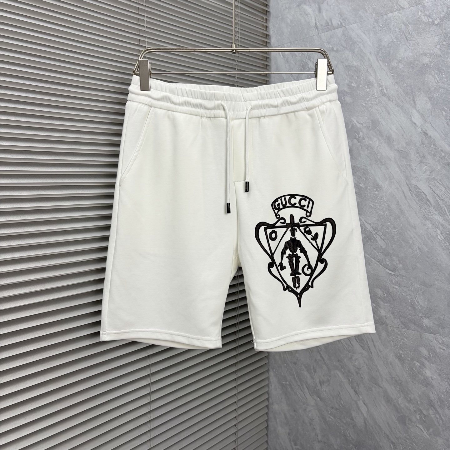 NO:910525,Gucci ss26 early spring and summer men's casual shorts are a versatile item. The elastic waist drawstring design has a soft feel and good shape retention. The low-elastic structure makes the pants just right and not easy to wrinkle!  Code number M-XXXL,,shorts,19860909古奇 ss26早春夏款男士休闲短裤,堪称百搭单品,弹性松紧腰边抽绳设计,手感柔软、保型性好、低弹丝的构造使裤身弹性恰到好处,并且不易起皱！码数M-XXXL,,shorts,,Men's clothing