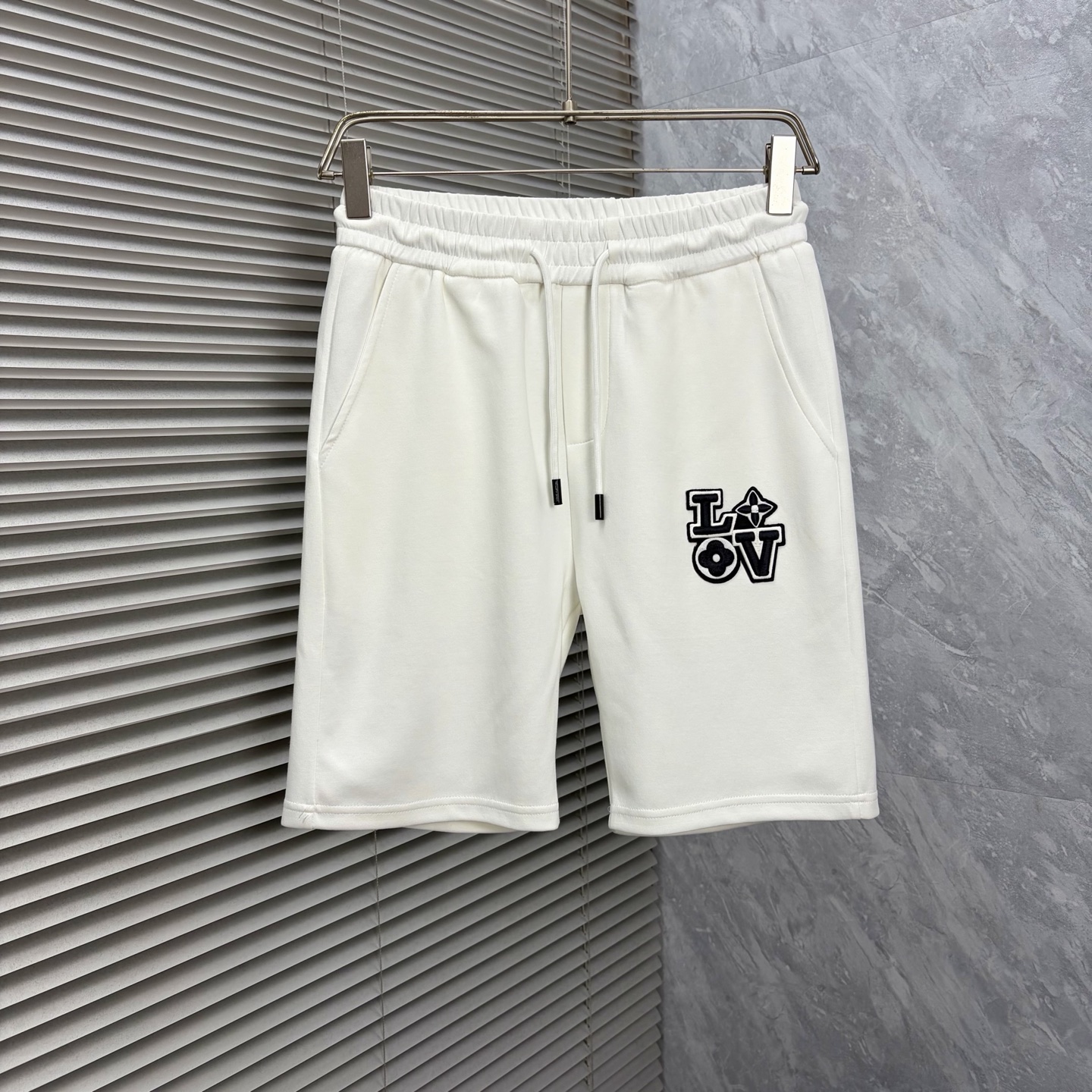 NO:937200,LVss26 early spring and summer men's casual shorts are a versatile item. The elastic waist drawstring design has a soft feel and good shape retention. The low-elastic structure makes the trousers just right in elasticity and not easy to wrinkle!  Size M-XXXL,,louis vuitton,shorts,19860909LVss26早春夏款男士休闲短裤,堪称百搭单品,弹性松紧腰边抽绳设计,手感柔软、保型性好、低弹丝的构造使裤身弹性恰到好处,并且不易起皱！码数M-XXXL,,louis vuitton,shorts,,Men's clothing