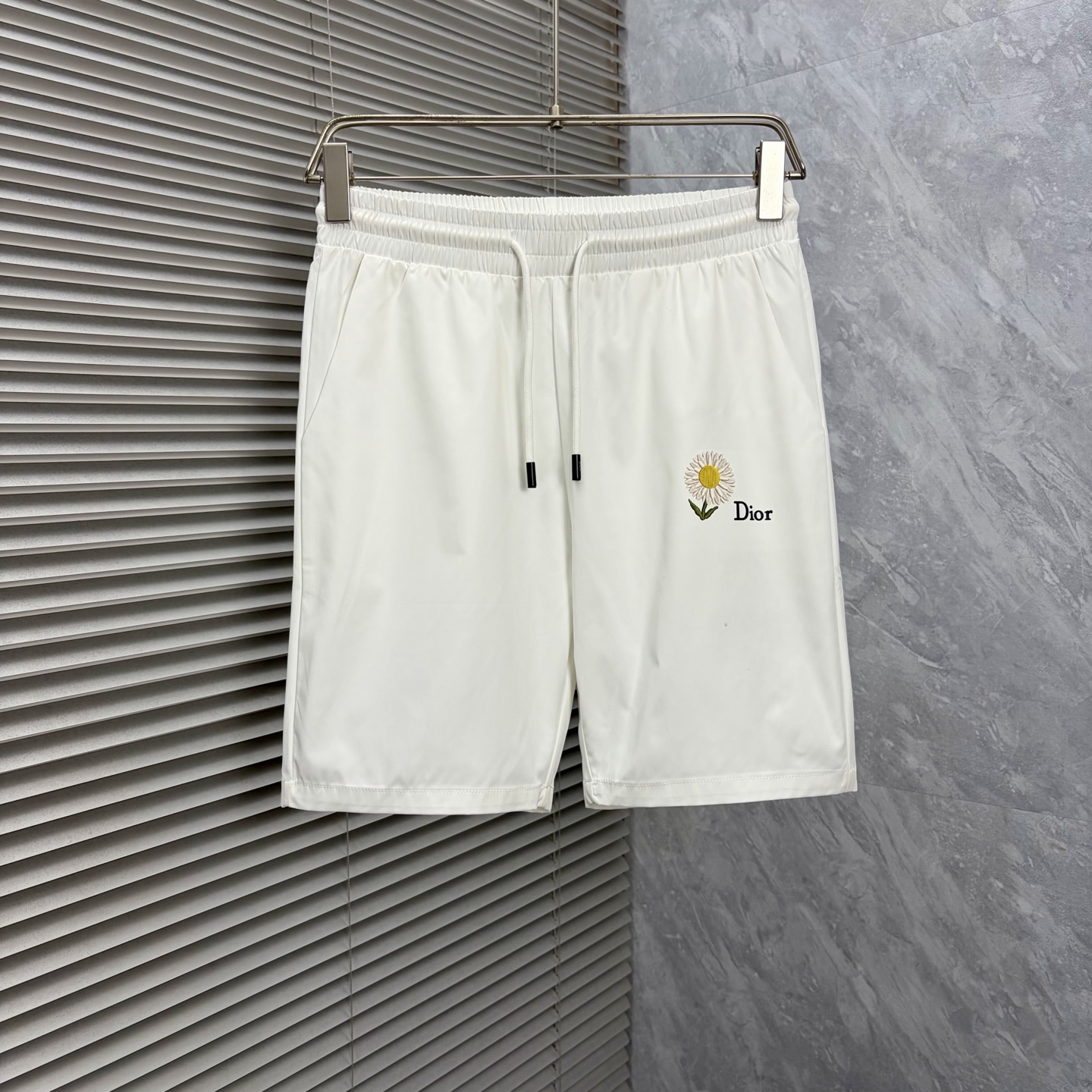 NO:872578,dr’s new style is coming, 2026 spring and summer new casual pants and shorts, imported high-density customized quick-drying fabric, comfortable, soft and skin-friendly, straight and not easy to wrinkle, simple and clear, super versatile upper body effect, super fashionable and versatile, straight and stylish, a wardrobe must-have!  Suitable for any occasion, sizes M-3XL, shorts,19860909dr ‘’新款来袭 2026春夏新款休闲裤短裤,进口高密度定制速干面料,舒适柔软亲肤,笔挺不易起皱,简单明了,超级百搭上身效果超级棒时尚百搭,笔挺有型,衣橱必备！适合任何场合穿着,码数M-3XL,,shorts,,Men's clothing