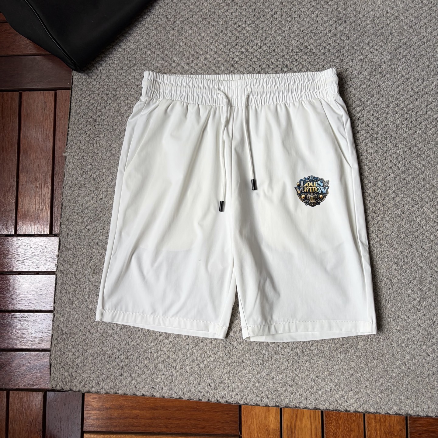 NO:876889,LV's new style is coming, 2026 spring and summer new casual pants and shorts, imported high-density customized quick-drying fabric, comfortable, soft and skin-friendly, straight and not easy to wrinkle, simple and clear, super versatile upper body effect, super fashionable and versatile, straight and stylish, a wardrobe must-have!  Suitable for any occasion, sizes M-3XL, Louis Vuitton, shorts,19860909LV ‘’新款来袭 2026春夏新款休闲裤短裤,进口高密度定制速干面料,舒适柔软亲肤,笔挺不易起皱,简单明了,超级百搭上身效果超级棒时尚百搭,笔挺有型,衣橱必备！适合任何场合穿着,码数M-3XL,,louis vuitton,shorts,,Men's clothing