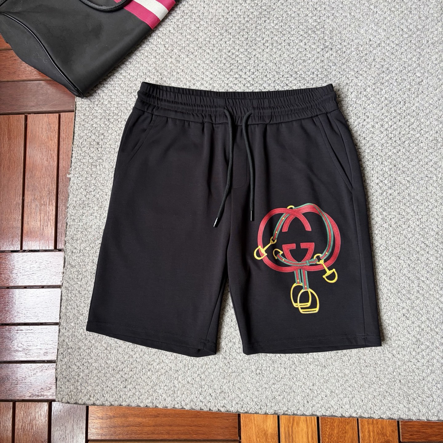 NO:914116,Gucci ss26 early spring and summer men's casual shorts are a versatile item. The elastic waist drawstring design has a soft feel and good shape retention. The low-elastic structure makes the pants just right and not easy to wrinkle!  Code number M-XXXL,,shorts,19860909古奇 ss26早春夏款男士休闲短裤,堪称百搭单品,弹性松紧腰边抽绳设计,手感柔软、保型性好、低弹丝的构造使裤身弹性恰到好处,并且不易起皱！码数M-XXXL,,shorts,,Men's clothing