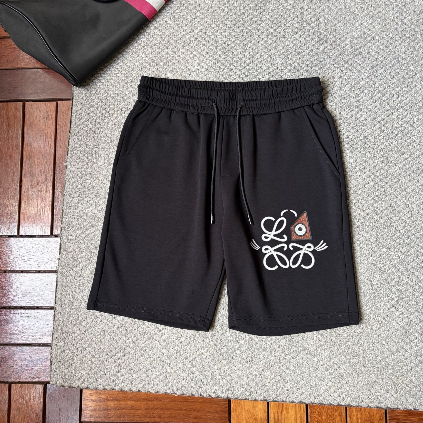 NO:914113,LV ss26 early spring and summer men's casual shorts are a versatile item. The elastic waist drawstring design has a soft feel and good shape retention. The low-elastic structure makes the pants just right and not easy to wrinkle!  Size M-XXXL,,louis vuitton,shorts,19860909LV ss26早春夏款男士休闲短裤,堪称百搭单品,弹性松紧腰边抽绳设计,手感柔软、保型性好、低弹丝的构造使裤身弹性恰到好处,并且不易起皱！码数M-XXXL,,louis vuitton,shorts,,Men's clothing