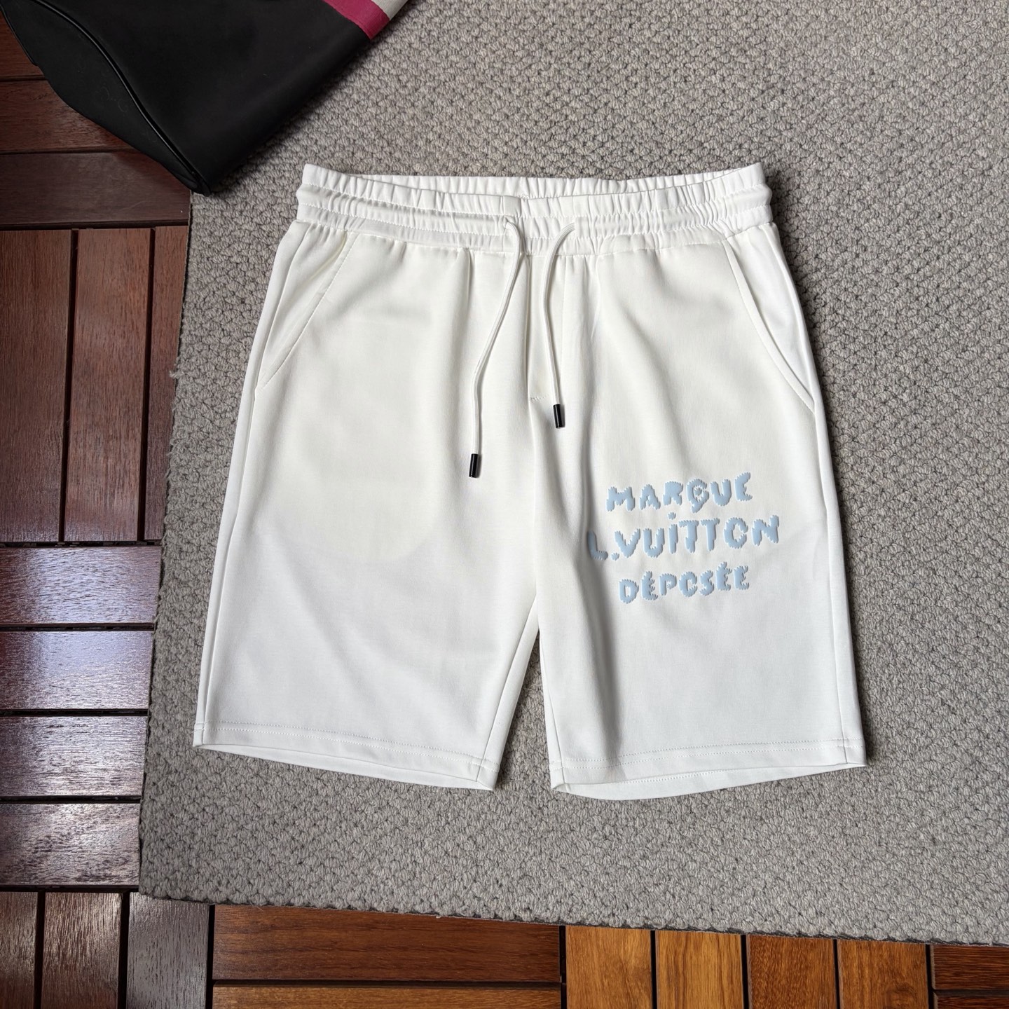NO:914136,LV ss26 early spring and summer men's casual shorts are a versatile item. The elastic waist drawstring design has a soft feel and good shape retention. The low-elastic structure makes the pants just right and not easy to wrinkle!  Size M-XXXL,,louis vuitton,shorts,19860909LV ss26早春夏款男士休闲短裤,堪称百搭单品,弹性松紧腰边抽绳设计,手感柔软、保型性好、低弹丝的构造使裤身弹性恰到好处,并且不易起皱！码数M-XXXL,,louis vuitton,shorts,,Men's clothing