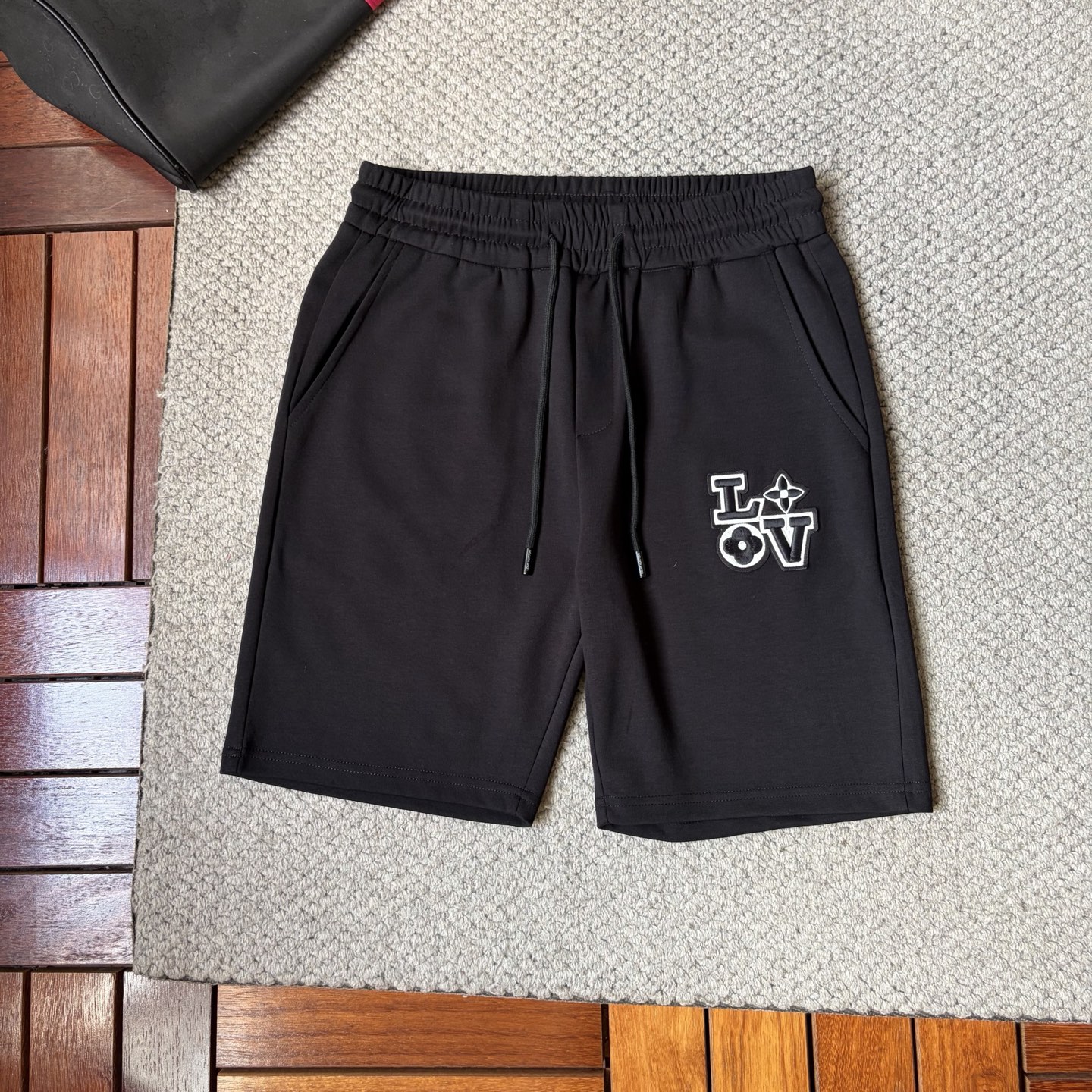 NO:937168,LV's new style is coming, 2026 spring and summer new casual pants and shorts, imported high-density customized mamba cotton fabric, comfortable, soft and skin-friendly, straight and not easy to wrinkle, simple and clear, super versatile upper body effect, super fashionable and versatile, straight and stylish, a wardrobe must-have!  Suitable for any occasion, sizes M-3XL, Louis Vuitton, shorts,19860909LV 新款来袭 2026春夏新款休闲裤短裤,进口高密度定制曼巴棉面料,舒适柔软亲肤,笔挺不易起皱,简单明了,超级百搭上身效果超级棒时尚百搭,笔挺有型,衣橱必备！适合任何场合穿着,码数M-3XL,,louis vuitton,shorts,,Men's clothing