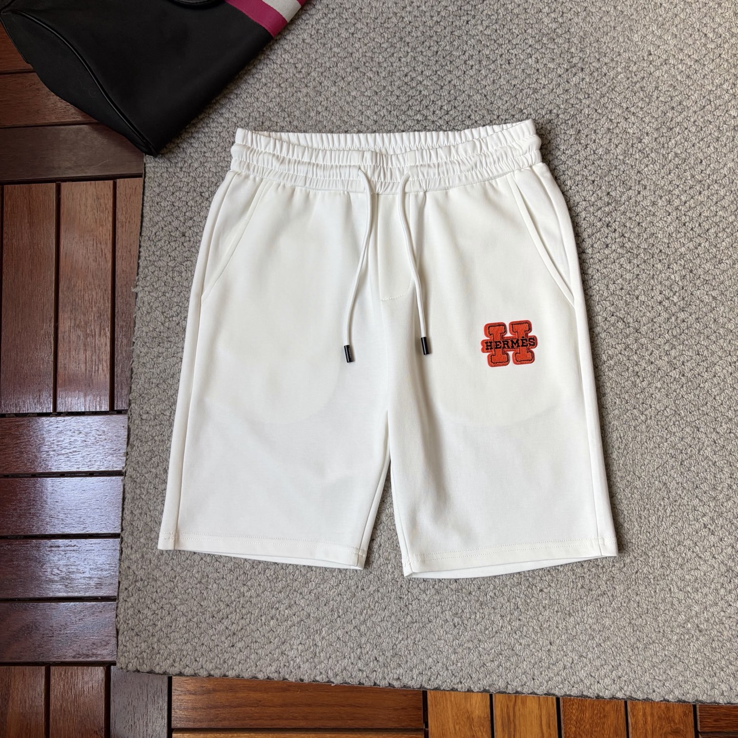NO:914133,Hermès ss26 early spring and summer men's casual shorts are a versatile item. The elastic waist drawstring design has a soft feel and good shape retention. The low elastic structure makes the pants just right and not easy to wrinkle!  Code number M-XXXL,,hermes,shorts,19860909爱马仕 ss26早春夏款男士休闲短裤,堪称百搭单品,弹性松紧腰边抽绳设计,手感柔软、保型性好、低弹丝的构造使裤身弹性恰到好处,并且不易起皱！码数M-XXXL,,hermes,shorts,,Men's clothing