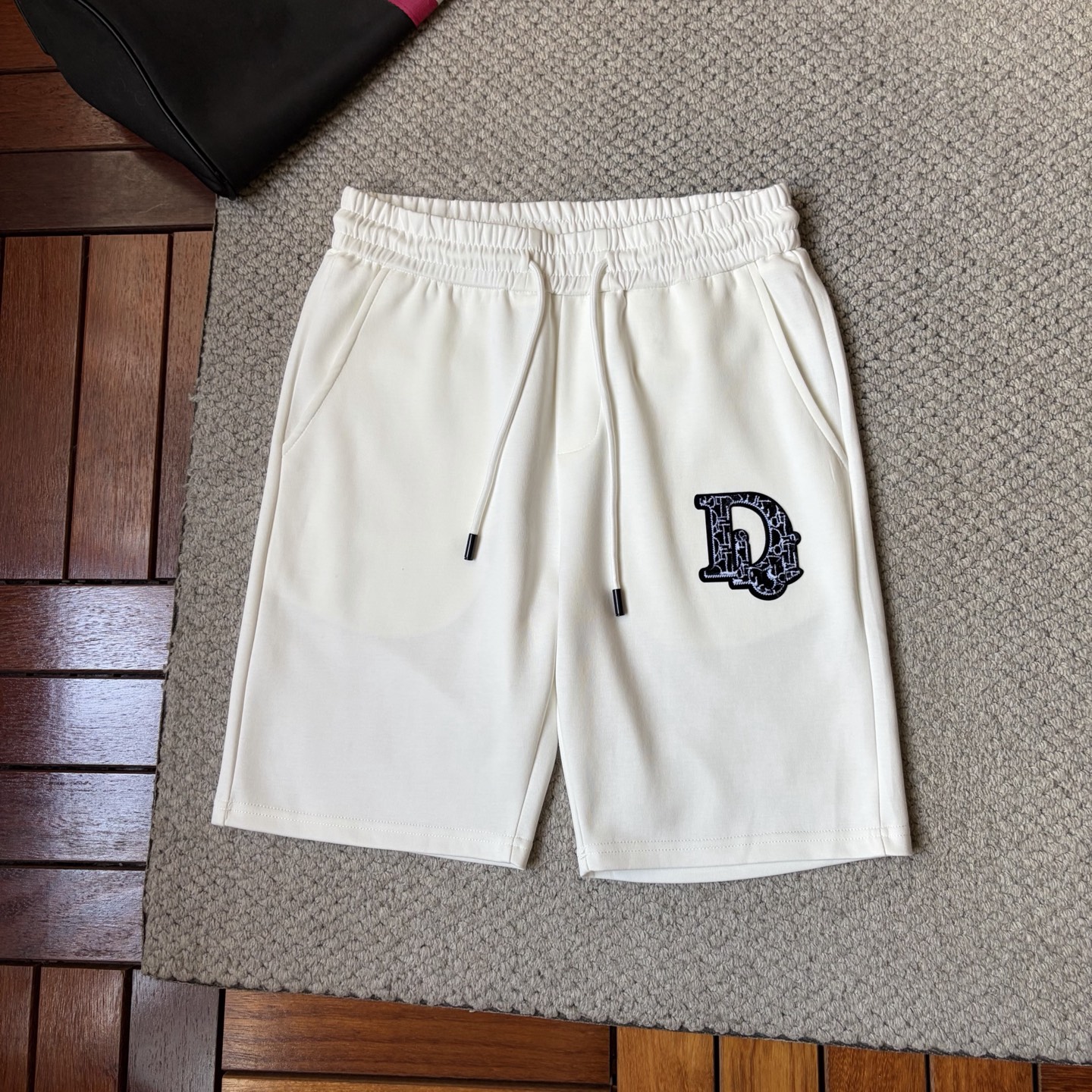 NO:914130,DIo* Dior ss26 men's casual shorts for early spring and summer are a versatile item. The elastic waist drawstring design has a soft feel and good shape retention. The low-elastic structure makes the pants just right and not easy to wrinkle!  Code number M-XXXL,,dior,dior,shorts,19860909DIo*迪奥 ss26早春夏款男士休闲短裤,堪称百搭单品,弹性松紧腰边抽绳设计,手感柔软、保型性好、低弹丝的构造使裤身弹性恰到好处,并且不易起皱！码数M-XXXL,,dior,dior,shorts,,Men's clothing