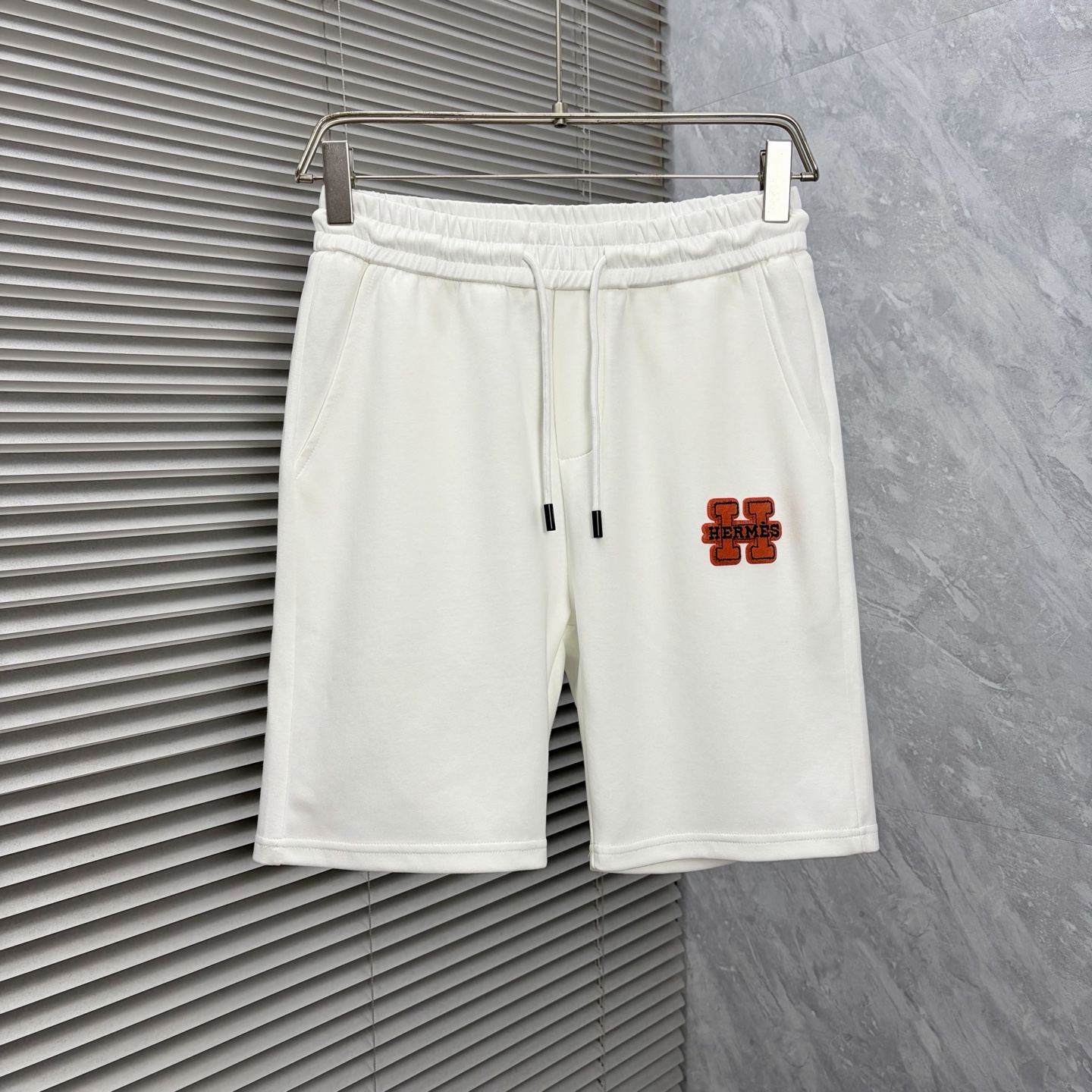 NO:937197,Hermès ss26 early spring and summer men's casual shorts are a versatile item. The elastic waist drawstring design has a soft feel and good shape retention. The low elastic structure makes the pants just right and not easy to wrinkle!  Code number M-XXXL,,hermes,shorts,19860909爱马仕 ss26早春夏款男士休闲短裤,堪称百搭单品,弹性松紧腰边抽绳设计,手感柔软、保型性好、低弹丝的构造使裤身弹性恰到好处,并且不易起皱！码数M-XXXL,,hermes,shorts,,Men's clothing
