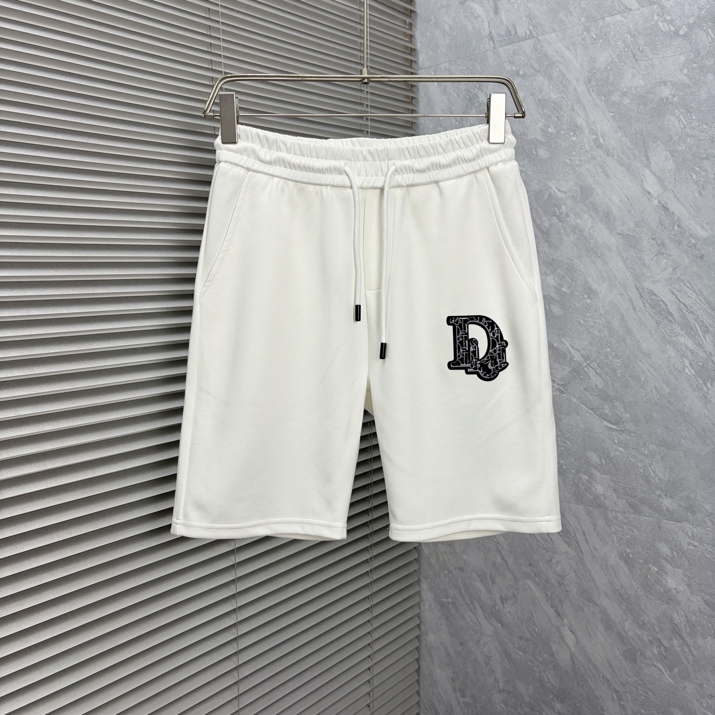 NO:910519,Drss26 early spring and summer men's casual shorts are a versatile item. The elastic waist drawstring design has a soft feel and good shape retention. The low-elastic structure makes the pants just right and not easy to wrinkle!  Code number M-XXXL,,shorts,19860909Drss26早春夏款男士休闲短裤,堪称百搭单品,弹性松紧腰边抽绳设计,手感柔软、保型性好、低弹丝的构造使裤身弹性恰到好处,并且不易起皱！码数M-XXXL,,shorts,,Men's clothing