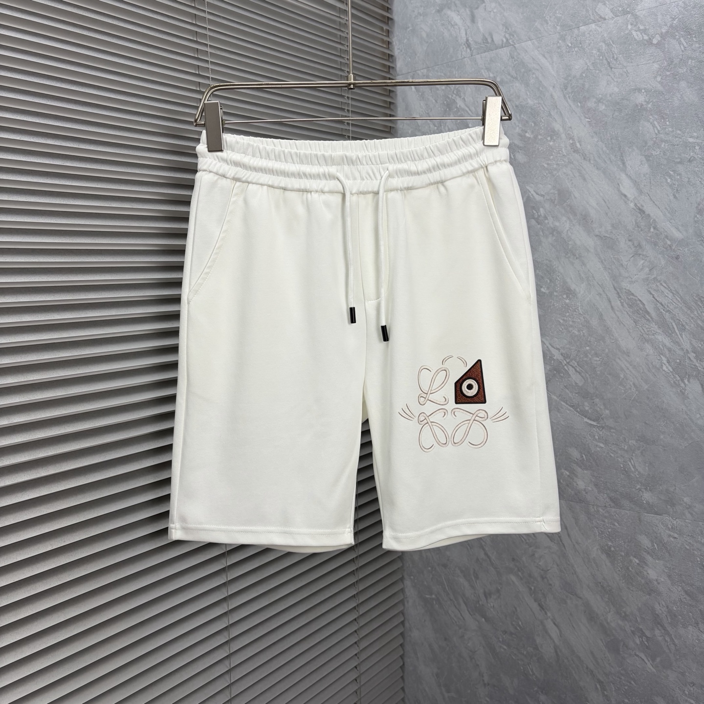 NO:910509,Loewe ss26 early spring and summer men's casual shorts are a versatile item. The elastic waist drawstring design has a soft feel and good shape retention. The low-elastic structure makes the pants just right and not easy to wrinkle!  Code number M-XXXL,,loewe,shorts,19860909罗意威 ss26早春夏款男士休闲短裤,堪称百搭单品,弹性松紧腰边抽绳设计,手感柔软、保型性好、低弹丝的构造使裤身弹性恰到好处,并且不易起皱！码数M-XXXL,,loewe,shorts,,Men's clothing