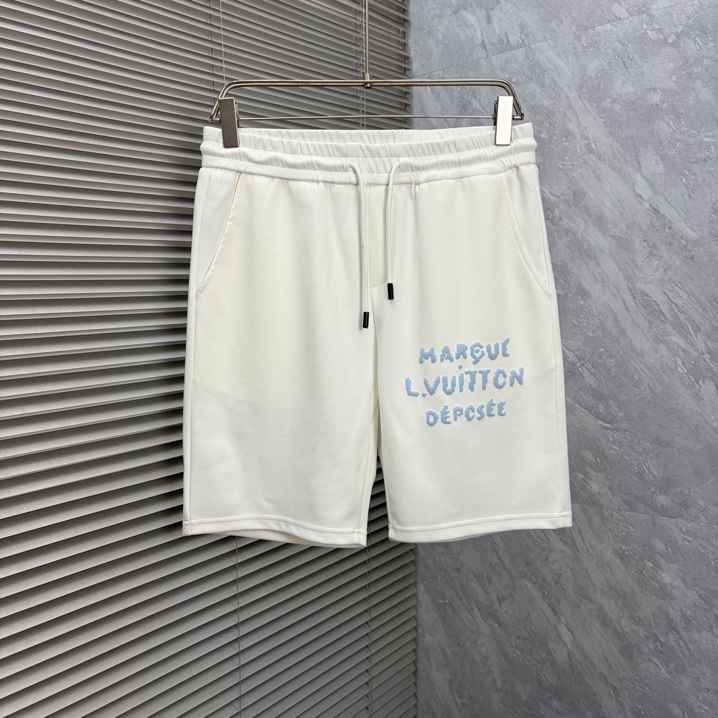 NO:910514,LV ss26 early spring and summer men's casual shorts are a versatile item. The elastic waist drawstring design has a soft feel and good shape retention. The low-elastic structure makes the pants just right and not easy to wrinkle!  Size M-XXXL,,louis vuitton,shorts,19860909LV ss26早春夏款男士休闲短裤,堪称百搭单品,弹性松紧腰边抽绳设计,手感柔软、保型性好、低弹丝的构造使裤身弹性恰到好处,并且不易起皱！码数M-XXXL,,louis vuitton,shorts,,Men's clothing