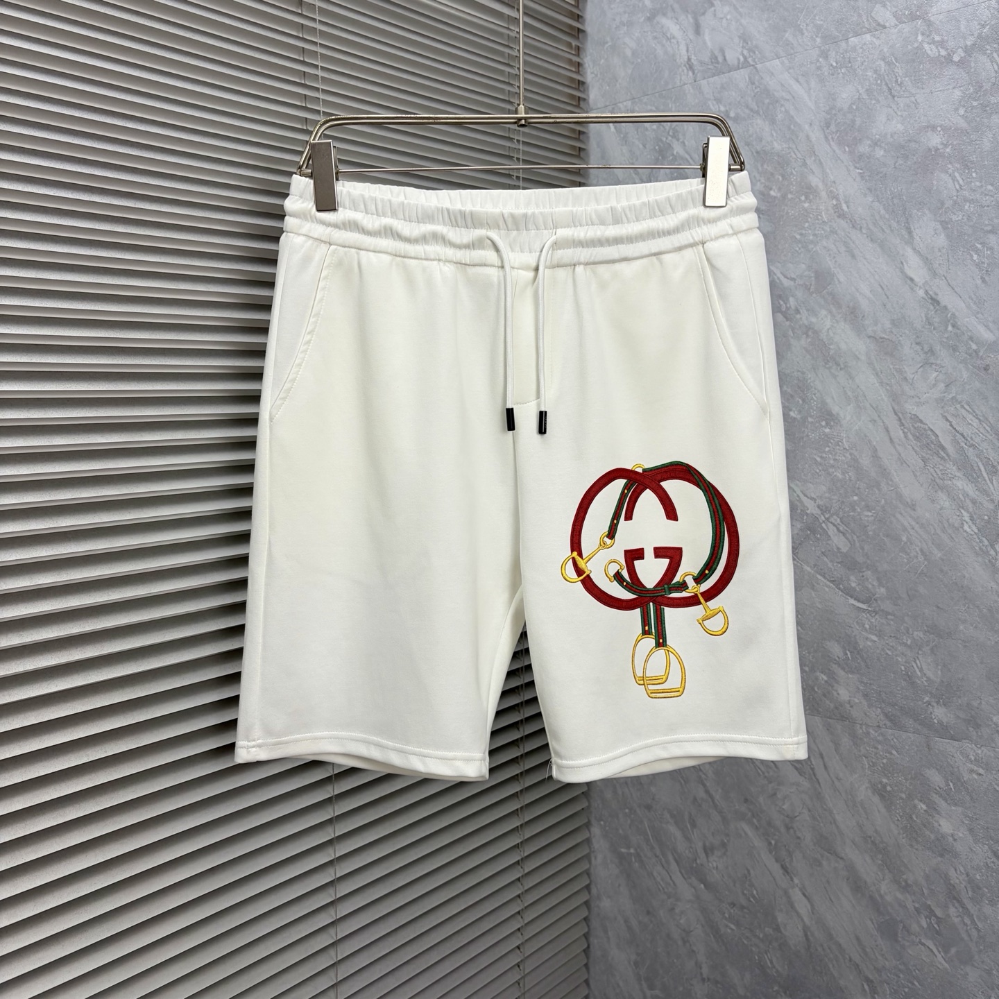NO:937203,Gucci ss26 early spring and summer men's casual shorts are a versatile item. The elastic waist drawstring design has a soft feel and good shape retention. The low-elastic structure makes the pants just right and not easy to wrinkle!  Code number M-XXXL,,shorts,19860909古奇 ss26早春夏款男士休闲短裤,堪称百搭单品,弹性松紧腰边抽绳设计,手感柔软、保型性好、低弹丝的构造使裤身弹性恰到好处,并且不易起皱！码数M-XXXL,,shorts,,Men's clothing