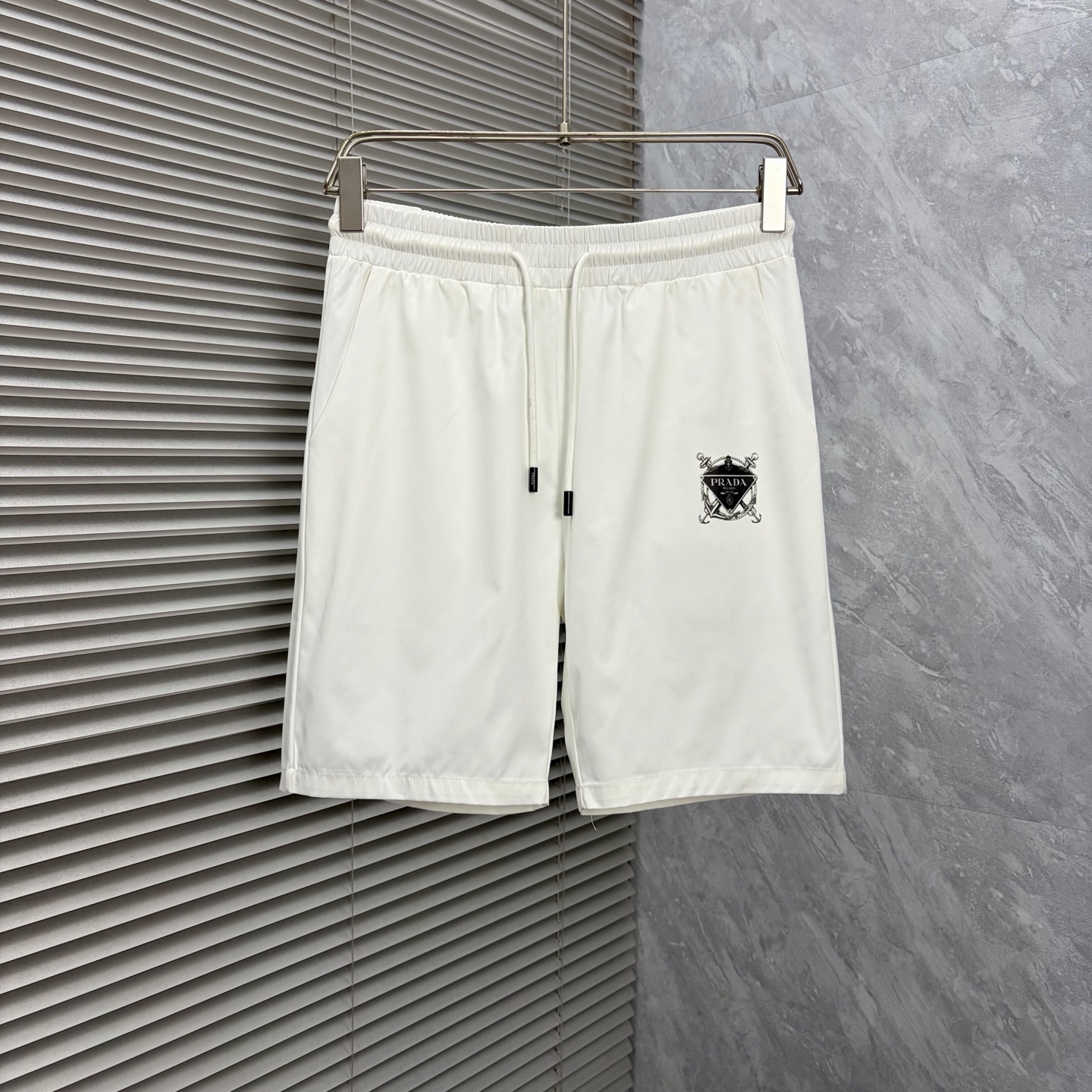 NO:914018,Pula's new style is coming, 2026 spring and summer new casual pants and shorts, imported high-density customized quick-drying fabrics, comfortable, soft and skin-friendly, straight and not easy to wrinkle, simple and clear, super versatile upper body effect, super fashionable and versatile, straight and stylish, a wardrobe must-have!  Suitable for any occasion, sizes M-3XL, prada, shorts,19860909普拉 ‘’新款来袭 2026春夏新款休闲裤短裤,进口高密度定制速干面料,舒适柔软亲肤,笔挺不易起皱,简单明了,超级百搭上身效果超级棒时尚百搭,笔挺有型,衣橱必备！适合任何场合穿着,码数M-3XL,,prada,shorts,,Men's clothing