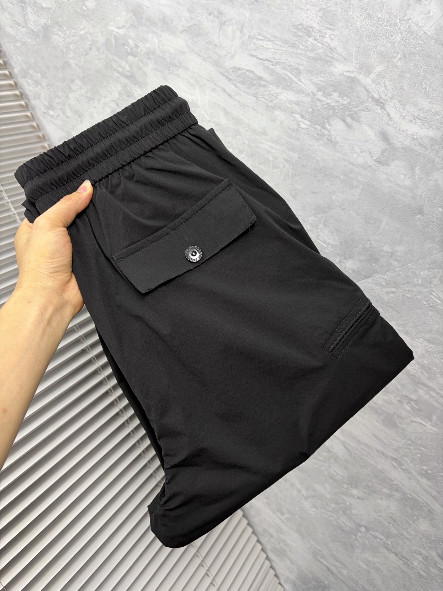 NO:864518,Baba 26ss summer new men's casual workwear casual trousers, American retro [three standards complete] advanced custom summer-specific technical breathable fabric, high breathability and comfort, impeccable details, customized development of accessories, what you see is what you get, reflecting high quality. It feels delicate and soft!  Three-dimensional cutting, simple and fashionable, and the upper body shape is awesome!  Size M-4XL (shipped next day),,burberry,19860909巴宝 26ss夏季新款男士休闲工装休闲裤长裤 美式复古【三标齐全】高级定制夏季专用科技透气面料 透气舒适度高,细节无可挑剔,辅料定制开发,所见即所得,体现高品质.手感细腻柔软！立体裁剪,简单时尚,上身版型超赞！码数M-4XL（隔天出货）,,burberry,,Men's clothing