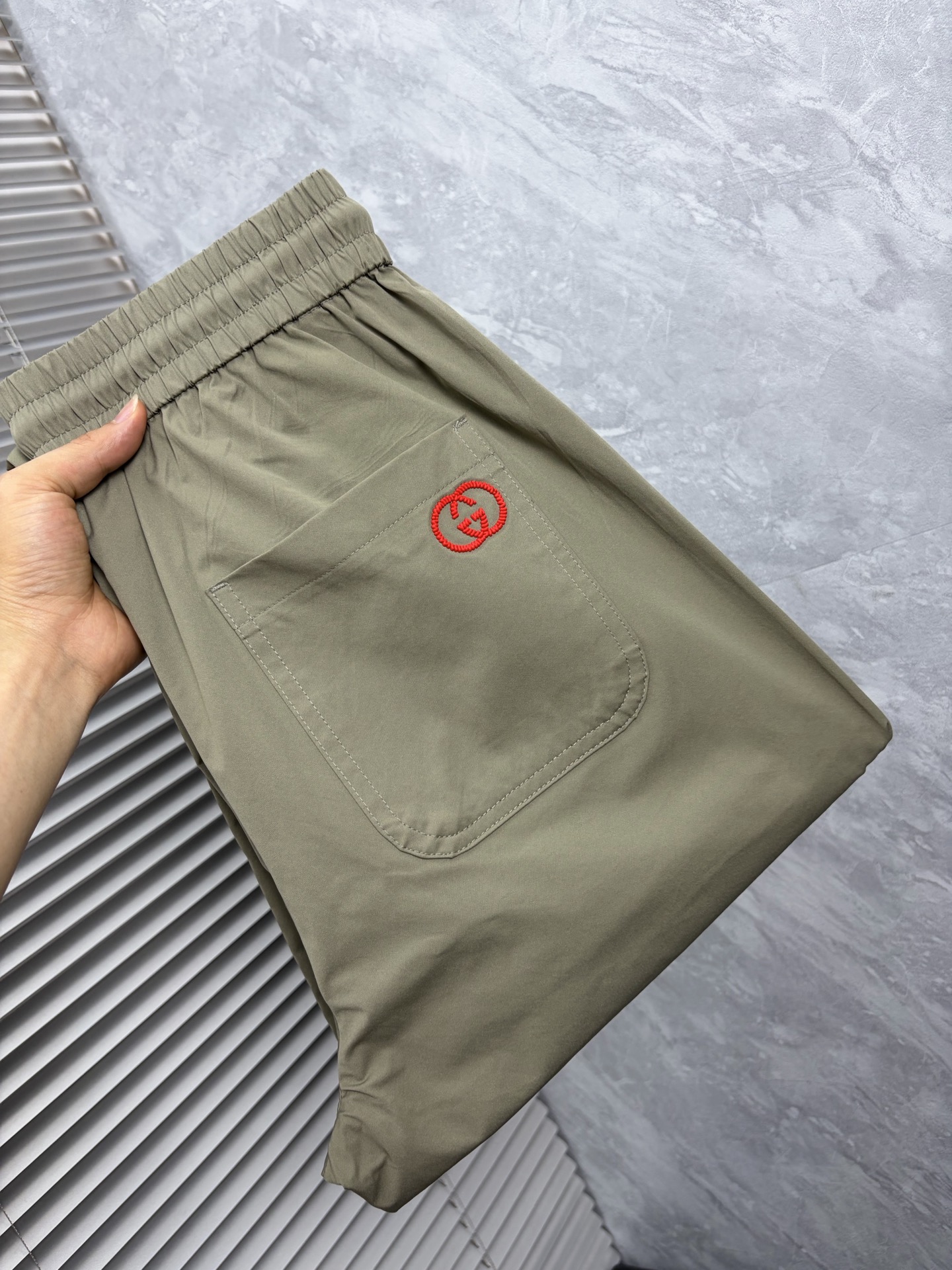 NO:864570,Gucci 26ss summer new men's casual workwear casual trousers, American retro [three-standard complete] advanced custom-made summer-specific technical breathable fabric with high breathability and comfort, impeccable details, customized development of accessories, what you see is what you get, reflecting high quality. It feels delicate and soft!  Three-dimensional cutting, simple and fashionable, and the upper body shape is awesome!  Size M-4XL (shipped next day),,19860909古奇 26ss夏季新款男士休闲工装休闲裤长裤 美式复古【三标齐全】高级定制夏季专用科技透气面料 透气舒适度高,细节无可挑剔,辅料定制开发,所见即所得,体现高品质.手感细腻柔软！立体裁剪,简单时尚,上身版型超赞！码数M-4XL（隔天出货）,,,Men's clothing