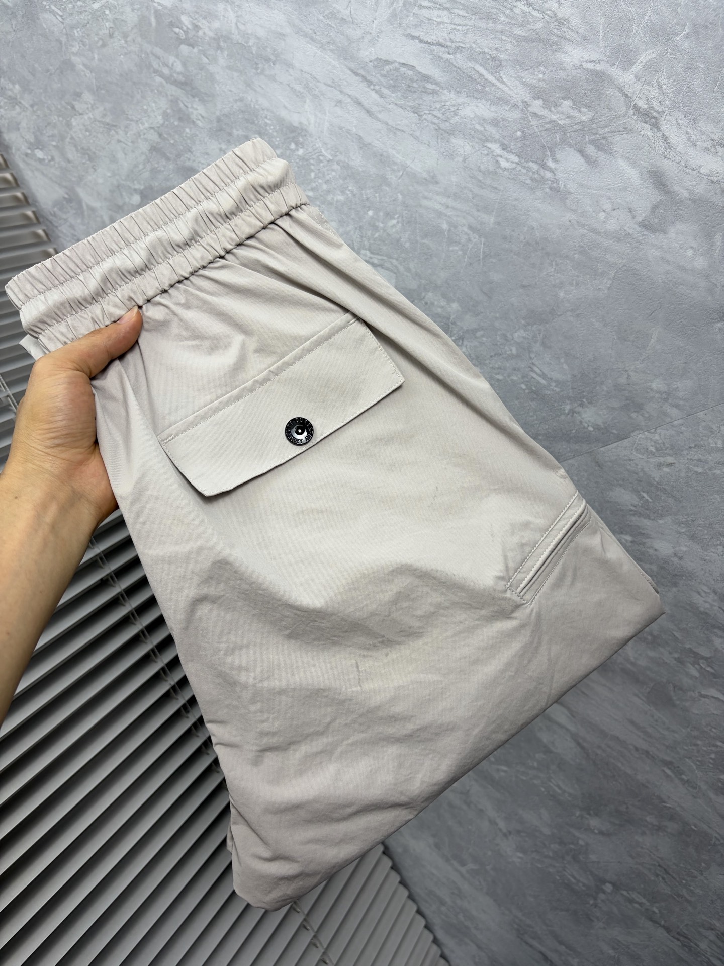 NO:872520,Baba 26ss summer new men's casual workwear casual trousers, American retro [three standards complete] advanced custom summer-specific technical breathable fabric, high breathability and comfort, impeccable details, customized development of accessories, what you see is what you get, reflecting high quality. It feels delicate and soft!  Three-dimensional cutting, simple and fashionable, and the upper body shape is awesome!  Size M-4XL (shipped next day),,burberry,19860909巴宝 26ss夏季新款男士休闲工装休闲裤长裤 美式复古【三标齐全】高级定制夏季专用科技透气面料 透气舒适度高,细节无可挑剔,辅料定制开发,所见即所得,体现高品质.手感细腻柔软！立体裁剪,简单时尚,上身版型超赞！码数M-4XL（隔天出货）,,burberry,,Men's clothing