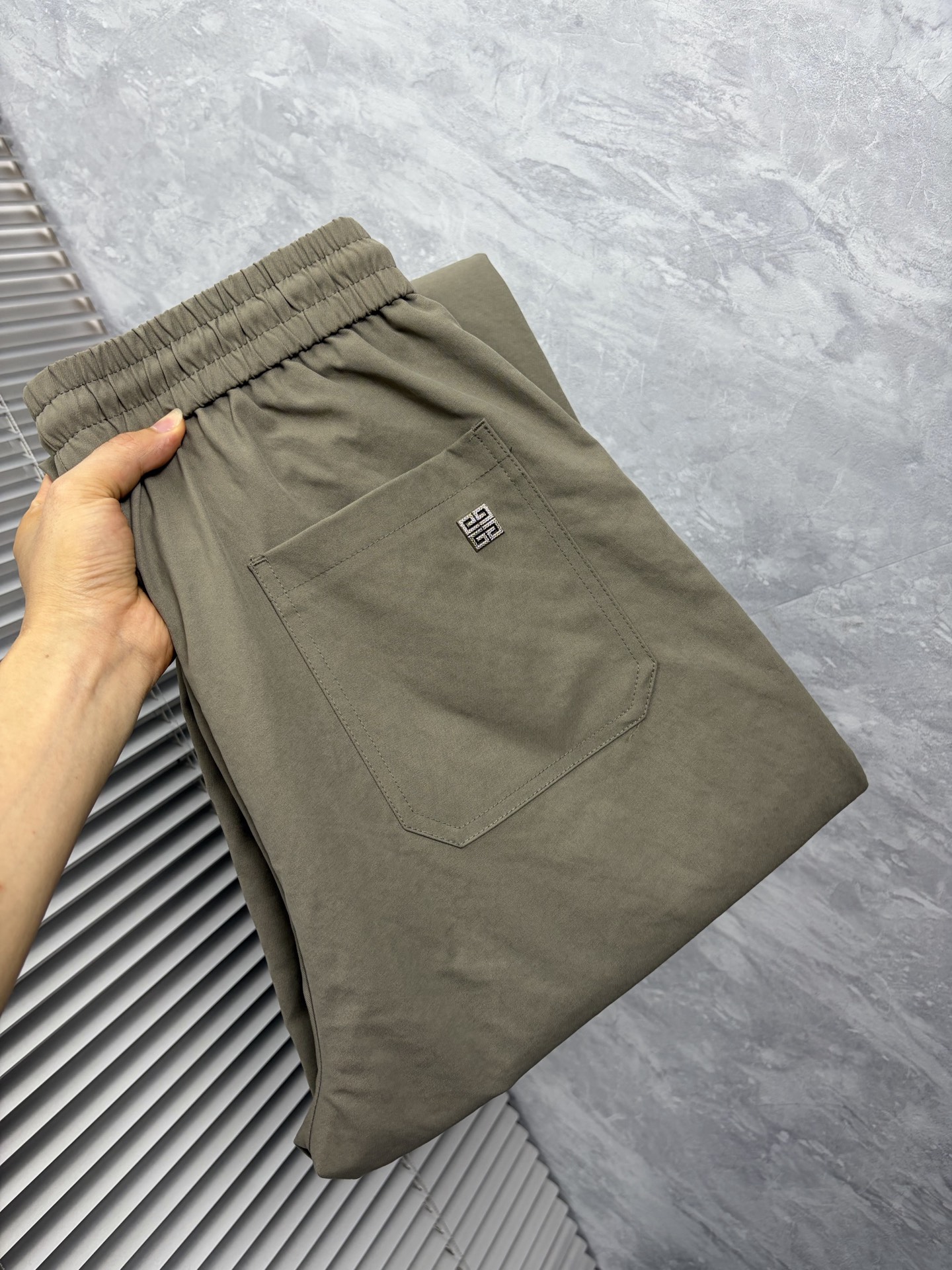 NO:872557,Givenchy 26ss new summer men's casual workwear casual trousers, American retro [three standards complete] advanced custom summer-specific technical breathable fabric, high breathability and comfort, impeccable details, customized development of accessories, what you see is what you get, reflecting high quality. It feels delicate and soft!  Three-dimensional cutting, simple and fashionable, and the upper body shape is awesome!  Size M-4XL (shipped next day),,givenchy,19860909纪梵 26ss夏季新款男士休闲工装休闲裤长裤 美式复古【三标齐全】高级定制夏季专用科技透气面料 透气舒适度高,细节无可挑剔,辅料定制开发,所见即所得,体现高品质.手感细腻柔软！立体裁剪,简单时尚,上身版型超赞！码数M-4XL（隔天出货）,,givenchy,,Men's clothing
