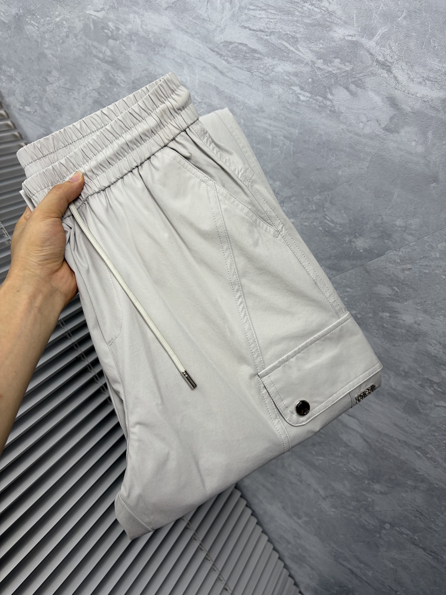 NO:914021,dr 26ss summer new men's casual workwear casual trousers, American retro [three-standard complete] advanced custom-made summer-specific technical breathable fabrics with high breathability and comfort, impeccable details, customized development of accessories, what you see is what you get, reflecting high quality. It feels delicate and soft!  Three-dimensional cutting, simple and fashionable, and the upper body shape is awesome!  Size M-4XL (shipped next day),,19860909dr 26ss夏季新款男士休闲工装休闲裤长裤 美式复古【三标齐全】高级定制夏季专用科技透气面料 透气舒适度高,细节无可挑剔,辅料定制开发,所见即所得,体现高品质.手感细腻柔软！立体裁剪,简单时尚,上身版型超赞！码数M-4XL（隔天出货）,,,Men's clothing