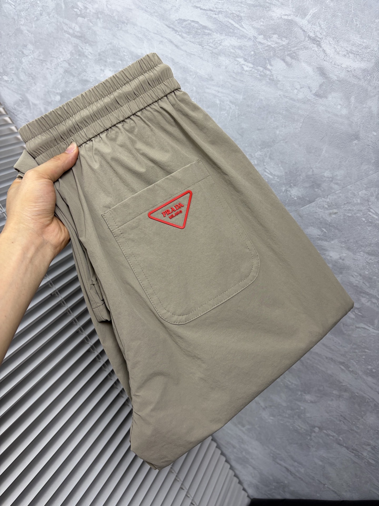 NO:872590,Pula 26ss new summer men's casual workwear casual trousers, American retro [three-standard complete] advanced custom-made summer-specific technical breathable fabric with high breathability and comfort, impeccable details, customized development of accessories, what you see is what you get, reflecting high quality. It feels delicate and soft!  Three-dimensional cutting, simple and fashionable, and the upper body shape is awesome!  Size M-4XL (shipped next day),, prada,19860909普拉 26ss夏季新款男士休闲工装休闲裤长裤 美式复古【三标齐全】高级定制夏季专用科技透气面料 透气舒适度高,细节无可挑剔,辅料定制开发,所见即所得,体现高品质.手感细腻柔软！立体裁剪,简单时尚,上身版型超赞！码数M-4XL（隔天出货）,,prada,,Men's clothing