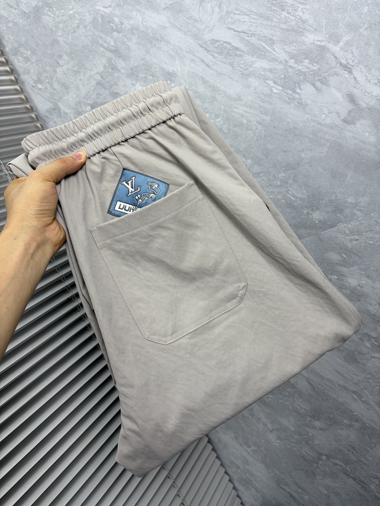 NO:872527,LV26ss new summer men's casual workwear casual trousers, American retro [three-standard complete] advanced custom-made summer-specific technical breathable fabrics with high breathability and comfort, impeccable details, customized development of accessories, what you see is what you get, reflecting high quality. It feels delicate and soft!  Three-dimensional cutting, simple and fashionable, and the upper body shape is awesome!  Size M-4XL (shipped next day),,louis vuitton,19860909LV26ss夏季新款男士休闲工装休闲裤长裤 美式复古【三标齐全】高级定制夏季专用科技透气面料 透气舒适度高,细节无可挑剔,辅料定制开发,所见即所得,体现高品质.手感细腻柔软！立体裁剪,简单时尚,上身版型超赞！码数M-4XL（隔天出货）,,louis vuitton,,Men's clothing