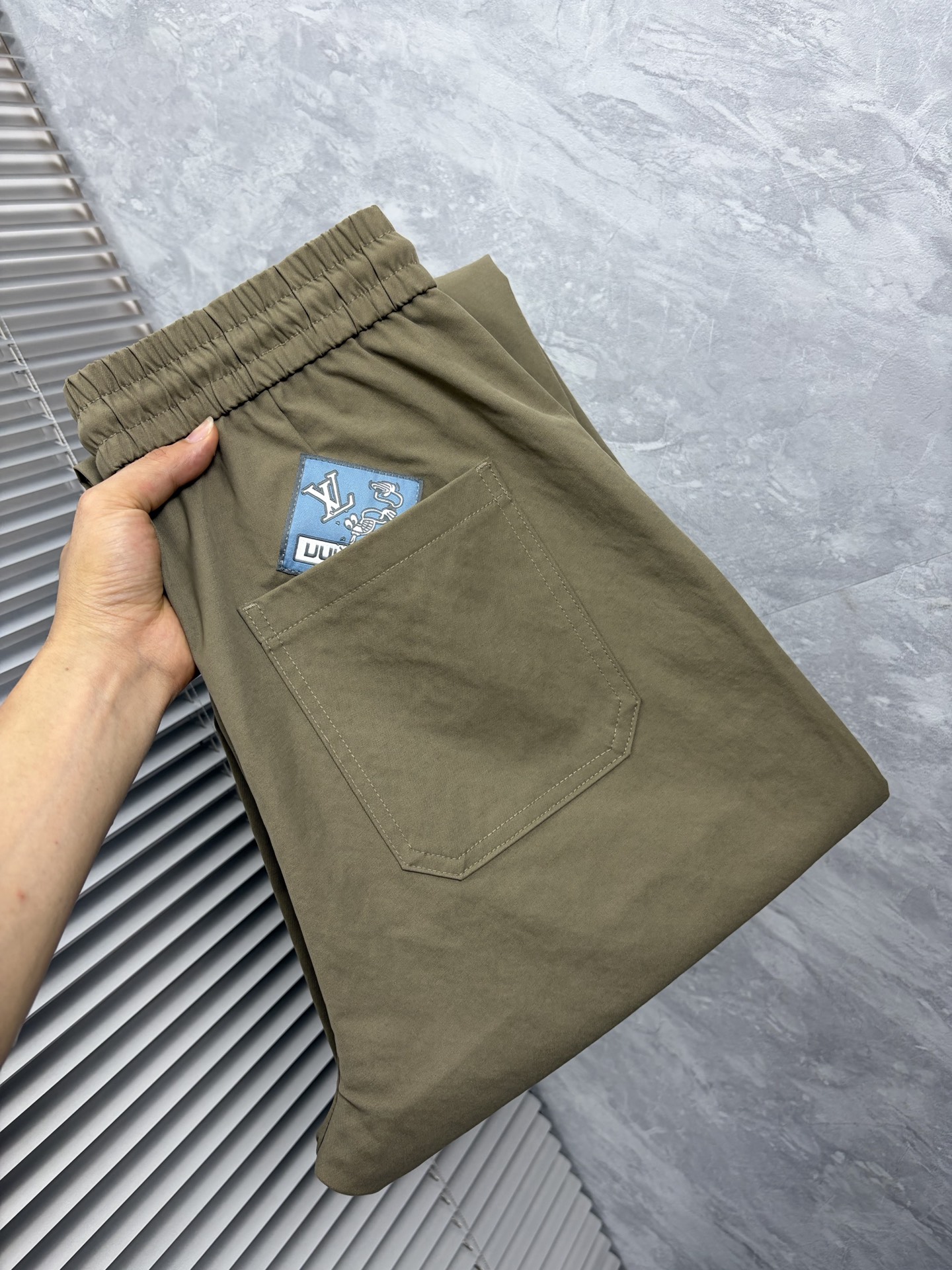 NO:872533,LV 26ss new summer men's casual workwear casual trousers, American retro [three labels complete] advanced custom summer-specific technical breathable fabric, high breathability and comfort, impeccable details, customized development of accessories, what you see is what you get, reflecting high quality. It feels delicate and soft!  Three-dimensional cutting, simple and fashionable, and the upper body shape is awesome!  Size M-4XL (shipped next day),,louis vuitton,19860909LV 26ss夏季新款男士休闲工装休闲裤长裤 美式复古【三标齐全】高级定制夏季专用科技透气面料 透气舒适度高,细节无可挑剔,辅料定制开发,所见即所得,体现高品质.手感细腻柔软！立体裁剪,简单时尚,上身版型超赞！码数M-4XL（隔天出货）,,louis vuitton,,Men's clothing