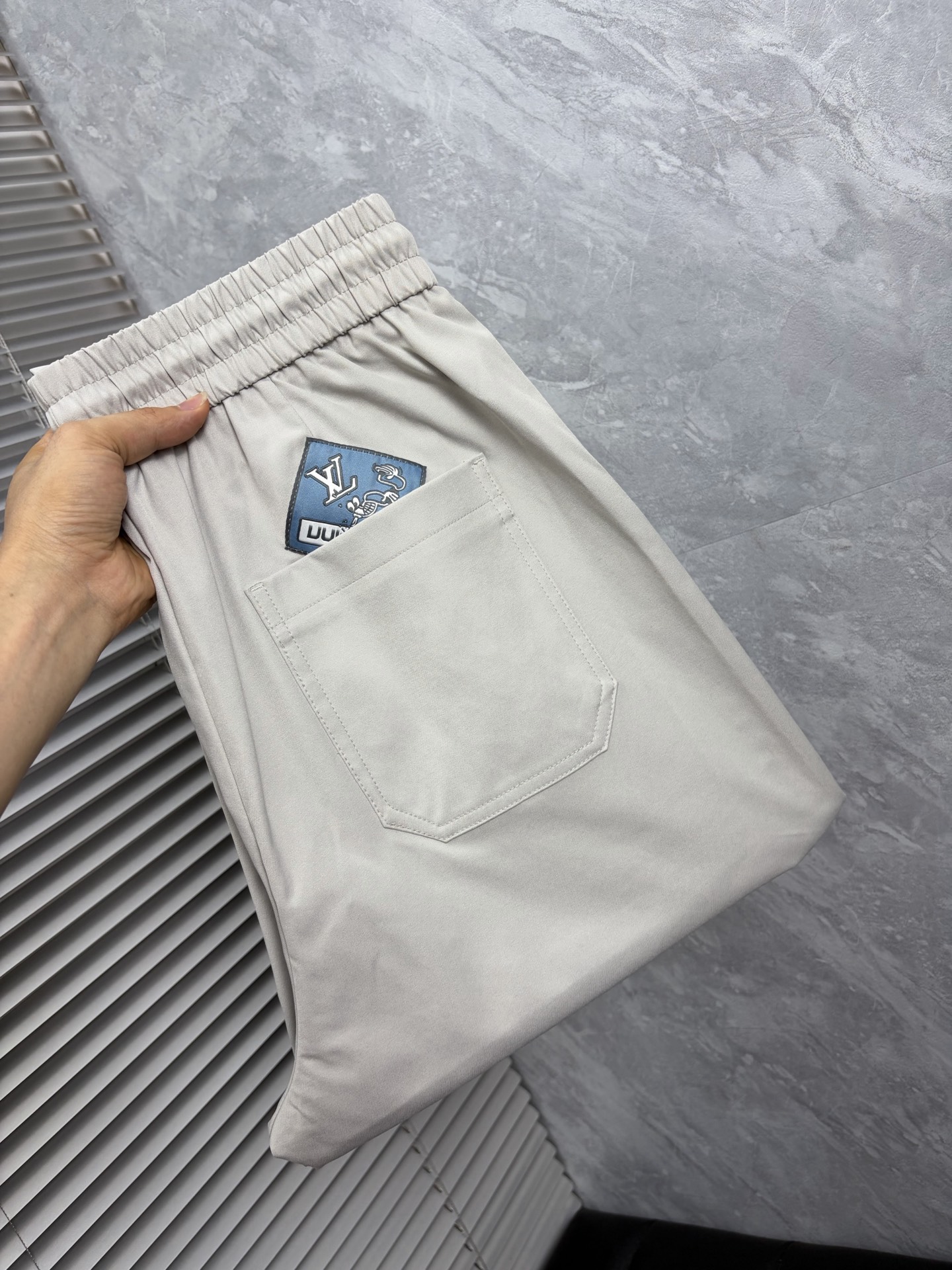 NO:872541,Lv 26ss summer new men's casual workwear casual trousers, American retro [three standards complete] advanced custom summer-specific technical breathable fabric, high breathability and comfort, impeccable details, customized development of accessories, what you see is what you get, reflecting high quality. It feels delicate and soft!  Three-dimensional cutting, simple and fashionable, and the upper body shape is awesome!  Size M-4XL (shipped next day),,louis vuitton,19860909Lv 26ss夏季新款男士休闲工装休闲裤长裤 美式复古【三标齐全】高级定制夏季专用科技透气面料 透气舒适度高,细节无可挑剔,辅料定制开发,所见即所得,体现高品质.手感细腻柔软！立体裁剪,简单时尚,上身版型超赞！码数M-4XL（隔天出货）,,louis vuitton,,Men's clothing