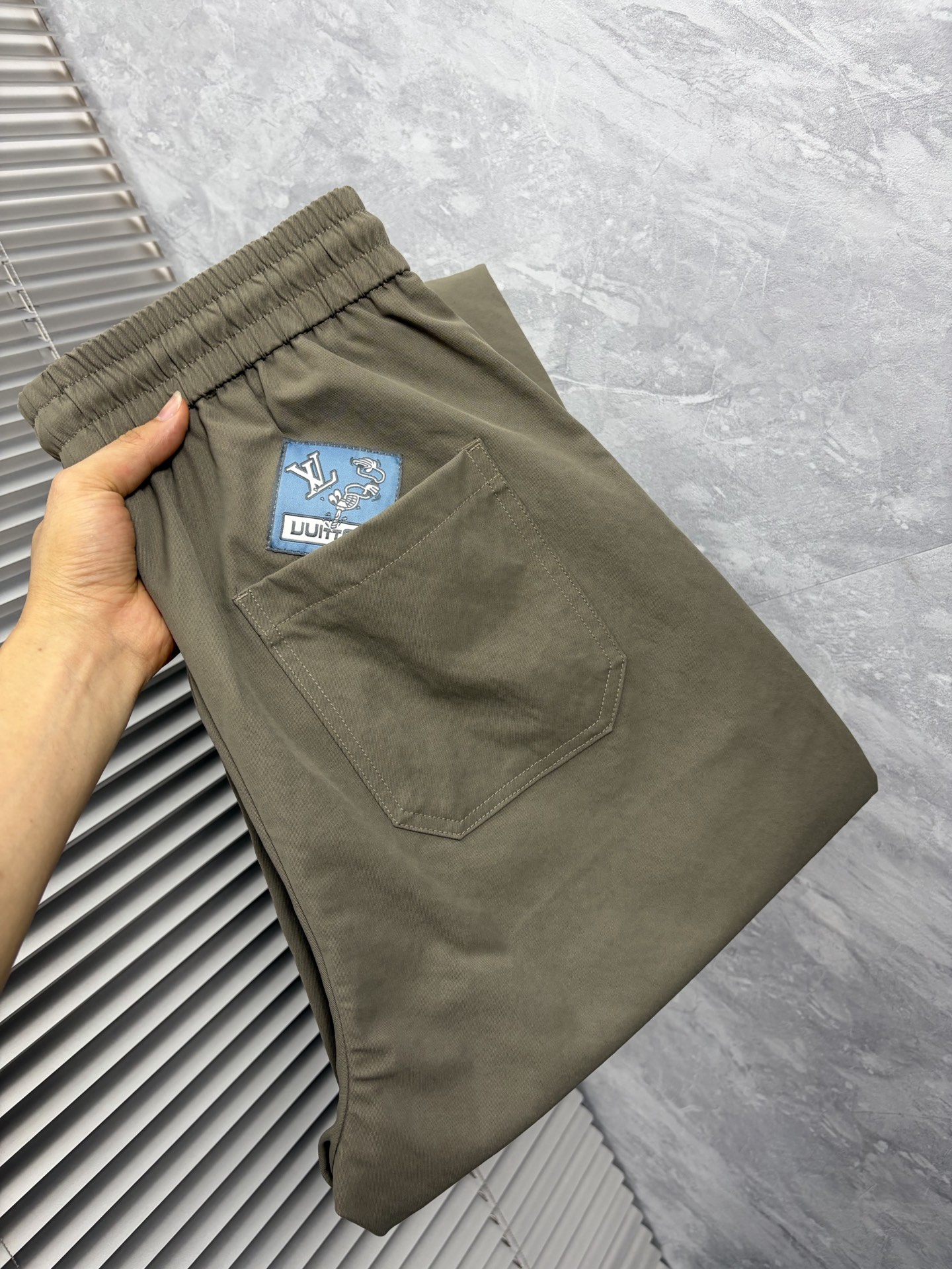 NO:872550,LV 26ss new summer men's casual workwear casual trousers, American retro [three labels complete] advanced custom summer-specific technical breathable fabric, high breathability and comfort, impeccable details, customized development of accessories, what you see is what you get, reflecting high quality. It feels delicate and soft!  Three-dimensional cutting, simple and fashionable, and the upper body shape is awesome!  Size M-4XL (shipped next day),,louis vuitton,19860909LV 26ss夏季新款男士休闲工装休闲裤长裤 美式复古【三标齐全】高级定制夏季专用科技透气面料 透气舒适度高,细节无可挑剔,辅料定制开发,所见即所得,体现高品质.手感细腻柔软！立体裁剪,简单时尚,上身版型超赞！码数M-4XL（隔天出货）,,louis vuitton,,Men's clothing