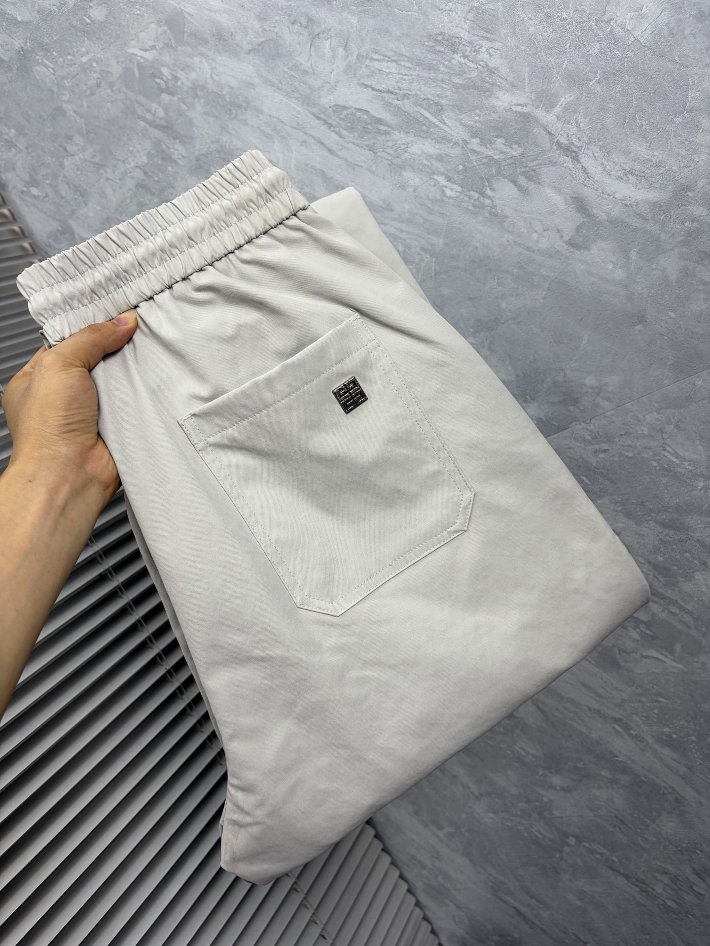 NO:914024,Givenchy 26ss new summer men's casual workwear casual trousers, American retro [three standards complete] advanced custom summer-specific technical breathable fabric, high breathability and comfort, impeccable details, customized development of accessories, what you see is what you get, reflecting high quality. It feels delicate and soft!  Three-dimensional cutting, simple and fashionable, and the upper body shape is awesome!  Size M-4XL (shipped next day),,givenchy,19860909纪梵 26ss夏季新款男士休闲工装休闲裤长裤 美式复古【三标齐全】高级定制夏季专用科技透气面料 透气舒适度高,细节无可挑剔,辅料定制开发,所见即所得,体现高品质.手感细腻柔软！立体裁剪,简单时尚,上身版型超赞！码数M-4XL（隔天出货）,,givenchy,,Men's clothing