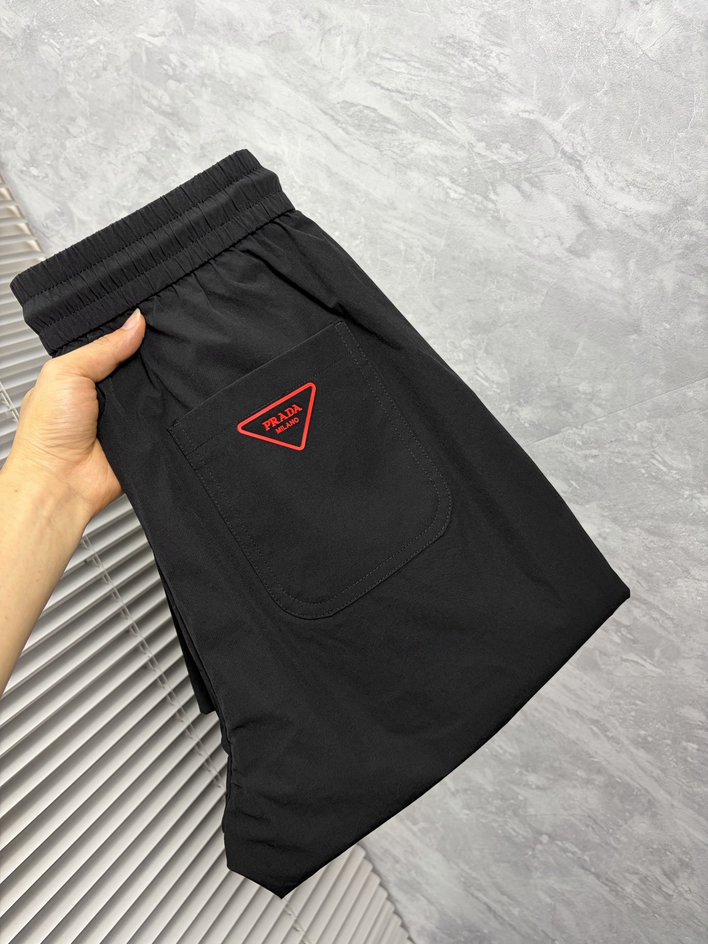 NO:872575,Pula 26ss new summer men's casual workwear casual trousers, American retro [three-standard complete] advanced custom-made summer-specific technical breathable fabric with high breathability and comfort, impeccable details, customized development of accessories, what you see is what you get, reflecting high quality. It feels delicate and soft!  Three-dimensional cutting, simple and fashionable, and the upper body shape is awesome!  Size M-4XL (shipped next day),, prada,19860909普拉 26ss夏季新款男士休闲工装休闲裤长裤 美式复古【三标齐全】高级定制夏季专用科技透气面料 透气舒适度高,细节无可挑剔,辅料定制开发,所见即所得,体现高品质.手感细腻柔软！立体裁剪,简单时尚,上身版型超赞！码数M-4XL（隔天出货）,,prada,,Men's clothing