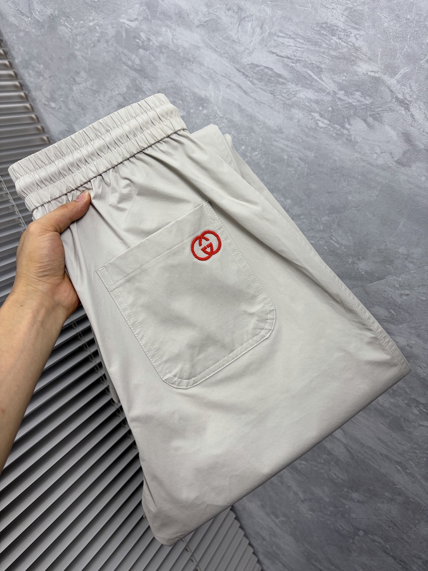 NO:864546,Gucci 26ss summer new men's casual workwear casual trousers, American retro [three-standard complete] advanced custom-made summer-specific technical breathable fabric with high breathability and comfort, impeccable details, customized development of accessories, what you see is what you get, reflecting high quality. It feels delicate and soft!  Three-dimensional cutting, simple and fashionable, and the upper body shape is awesome!  Size M-4XL (shipped next day),,19860909古奇 26ss夏季新款男士休闲工装休闲裤长裤 美式复古【三标齐全】高级定制夏季专用科技透气面料 透气舒适度高,细节无可挑剔,辅料定制开发,所见即所得,体现高品质.手感细腻柔软！立体裁剪,简单时尚,上身版型超赞！码数M-4XL（隔天出货）,,,Men's clothing