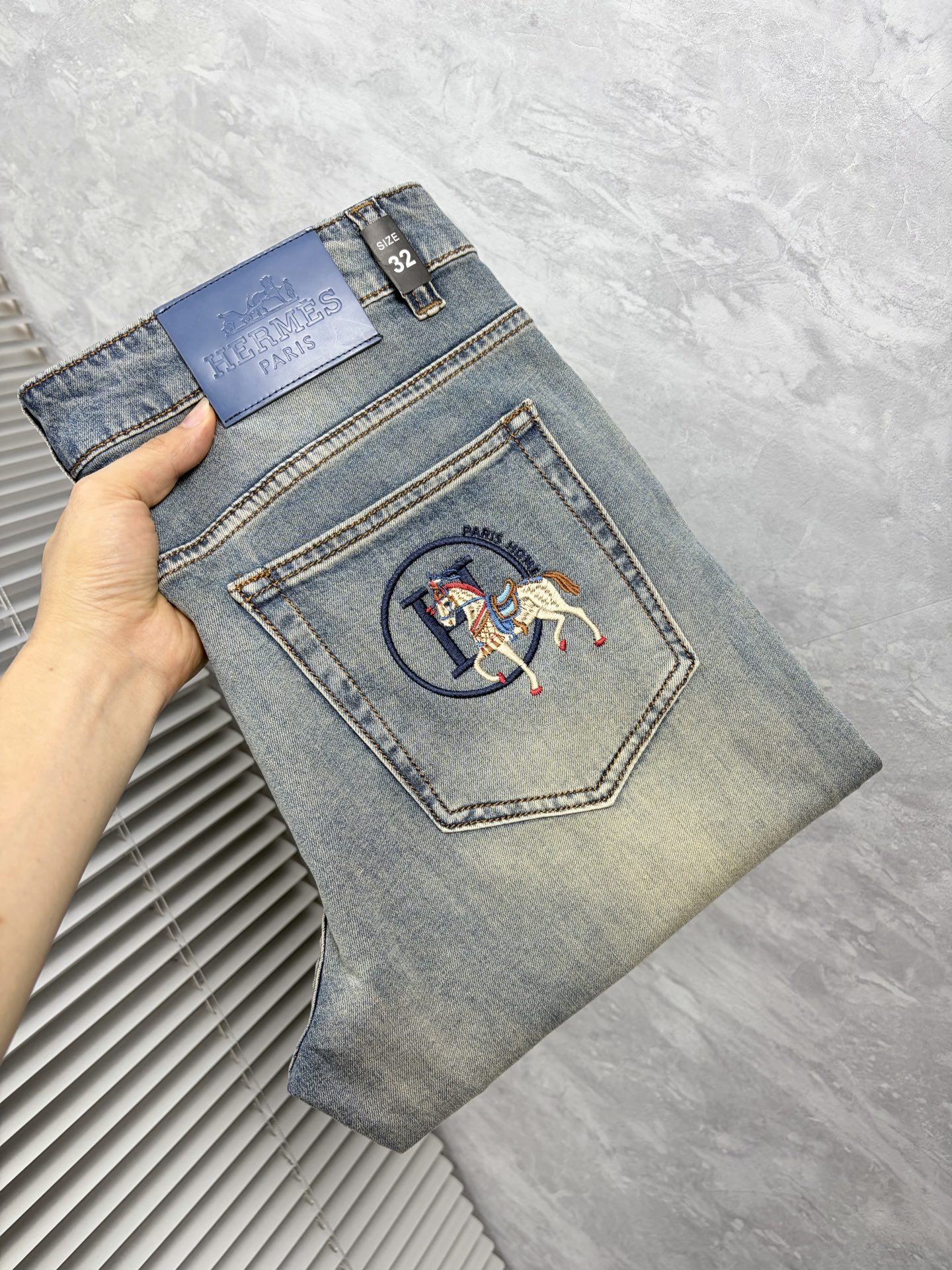 NO:910832,Hermès high-end customization, the latest jeans, simultaneously sold at the counter, original customization, customer-supplied hardware accessories, original quality, imported solid-color denim elastic fabric, heavy washing, fine workmanship, and excellent upper body!  Preferred items .……………………………………………………………… Size29-38,,hermes,jeans,19860909爱马仕 高端定制、最新款牛仔裤 柜台同步发售 原版定制 客供五金辅料 原单品质 进口固色牛仔弹力面料 重工洗水 做工走线精细 上身绝佳！优选单品 .…………………………………………………… Size29-38,,hermes,jeans,,Men's clothing