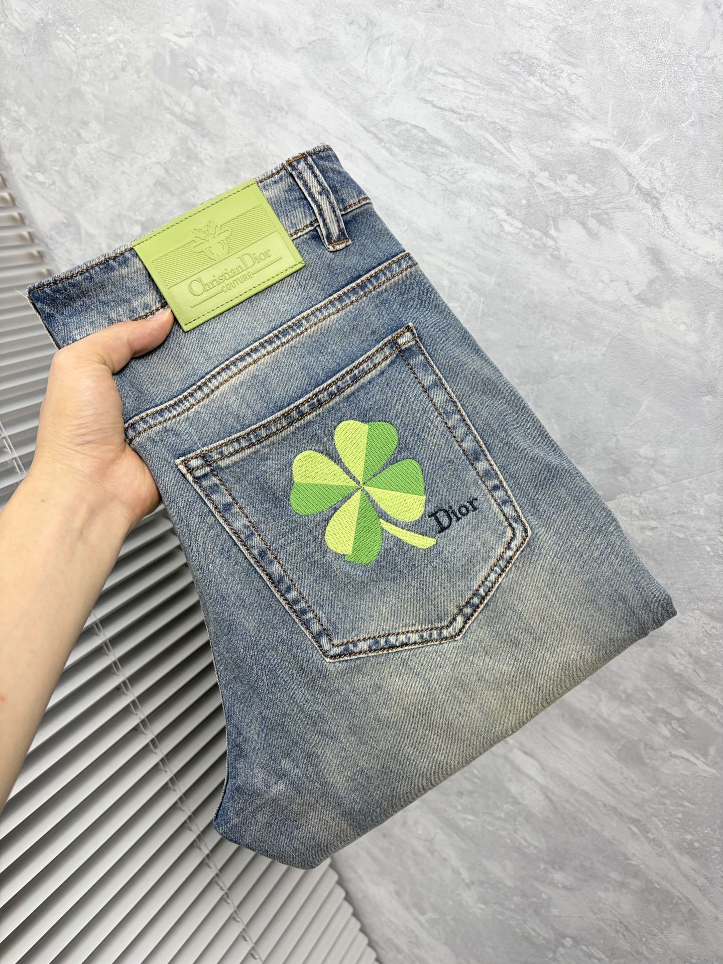 NO:937055,dr high-end customization, the latest jeans, sold simultaneously at the counter, original customization, customer-supplied hardware accessories, original quality, imported solid color denim stretch fabric, heavy washing, fine workmanship and routing, excellent upper body!  Preferred items .……………………………………………………………… Size29-38,,jeans,19860909dr高端定制、最新款牛仔裤 柜台同步发售 原版定制 客供五金辅料 原单品质 进口固色牛仔弹力面料 重工洗水 做工走线精细 上身绝佳！优选单品 .…………………………………………………… Size29-38,,jeans,,Men's clothing