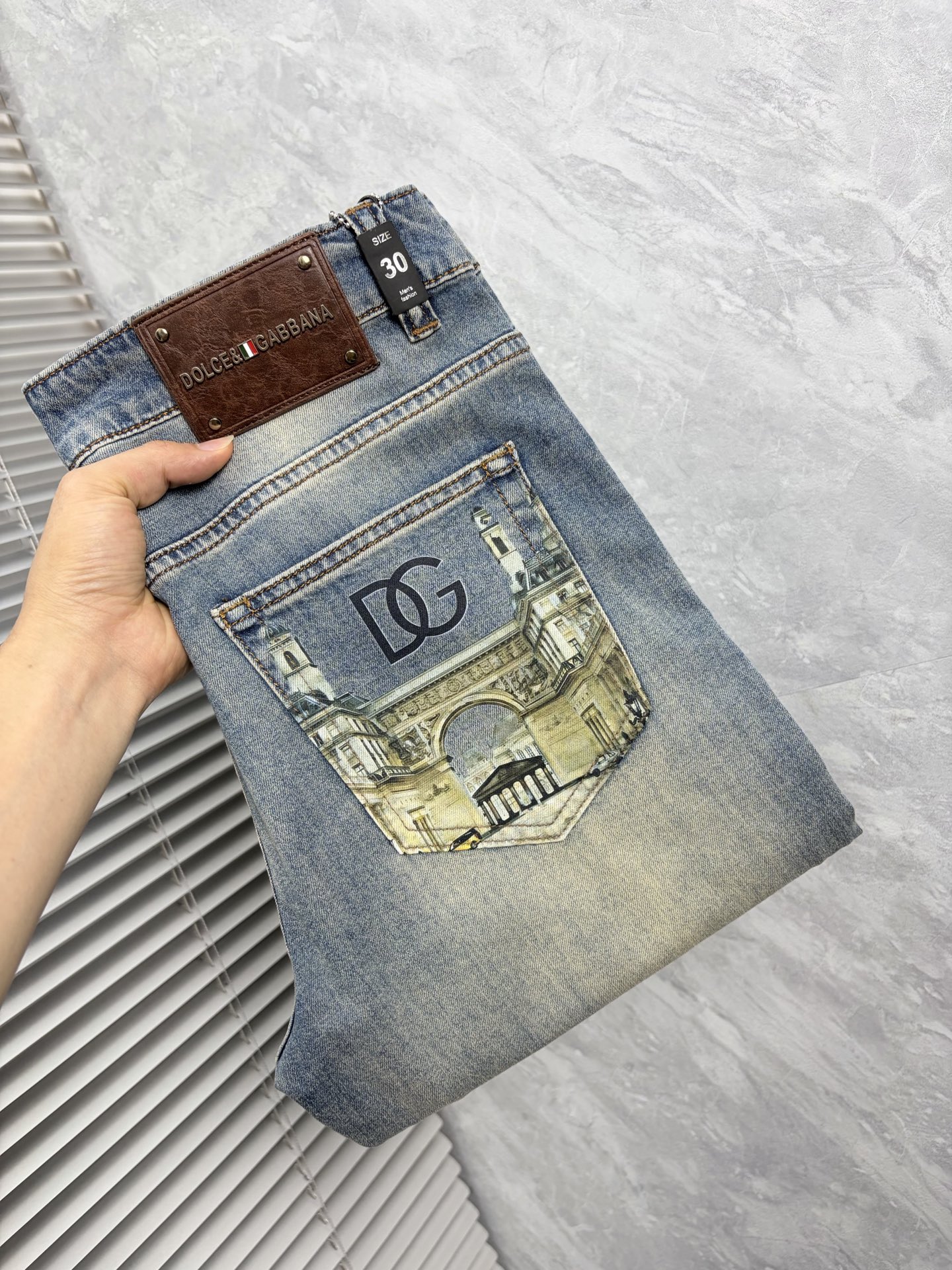 NO:937058,DG high-end customization, the latest jeans, sold simultaneously at the counter, original customization, customer-supplied hardware and accessories, original quality, imported solid-color denim elastic fabric, heavy washing, fine workmanship, and excellent upper body!  Preferred items .……………………………………………………………… Size29-38,,jeans,19860909DG 高端定制、最新款牛仔裤 柜台同步发售 原版定制 客供五金辅料 原单品质 进口固色牛仔弹力面料 重工洗水 做工走线精细 上身绝佳！优选单品 .…………………………………………………… Size29-38,,jeans,,Men's clothing