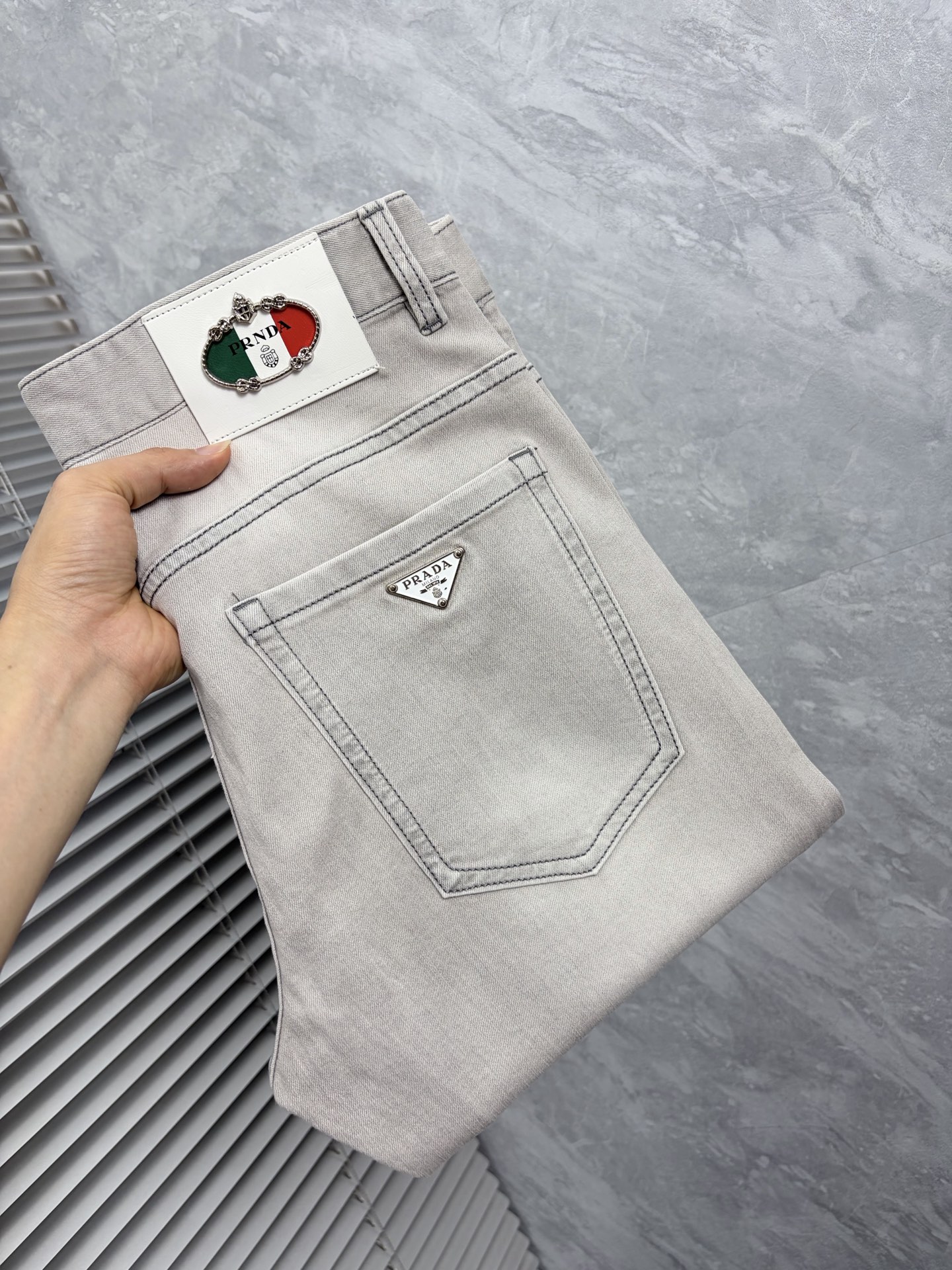 NO:910836,Prada high-end customization, the latest jeans, sold simultaneously at the counter, original customization, customer-supplied hardware accessories, original quality, imported solid color denim elastic fabric, heavy washing, fine workmanship, excellent upper body!  Preferred items .……………………………………………………………… Size29-38,, prada,jeans,19860909普拉达 高端定制、最新款牛仔裤 柜台同步发售 原版定制 客供五金辅料 原单品质 进口固色牛仔弹力面料 重工洗水 做工走线精细 上身绝佳！优选单品 .…………………………………………………… Size29-38,,prada,jeans,,Men's clothing