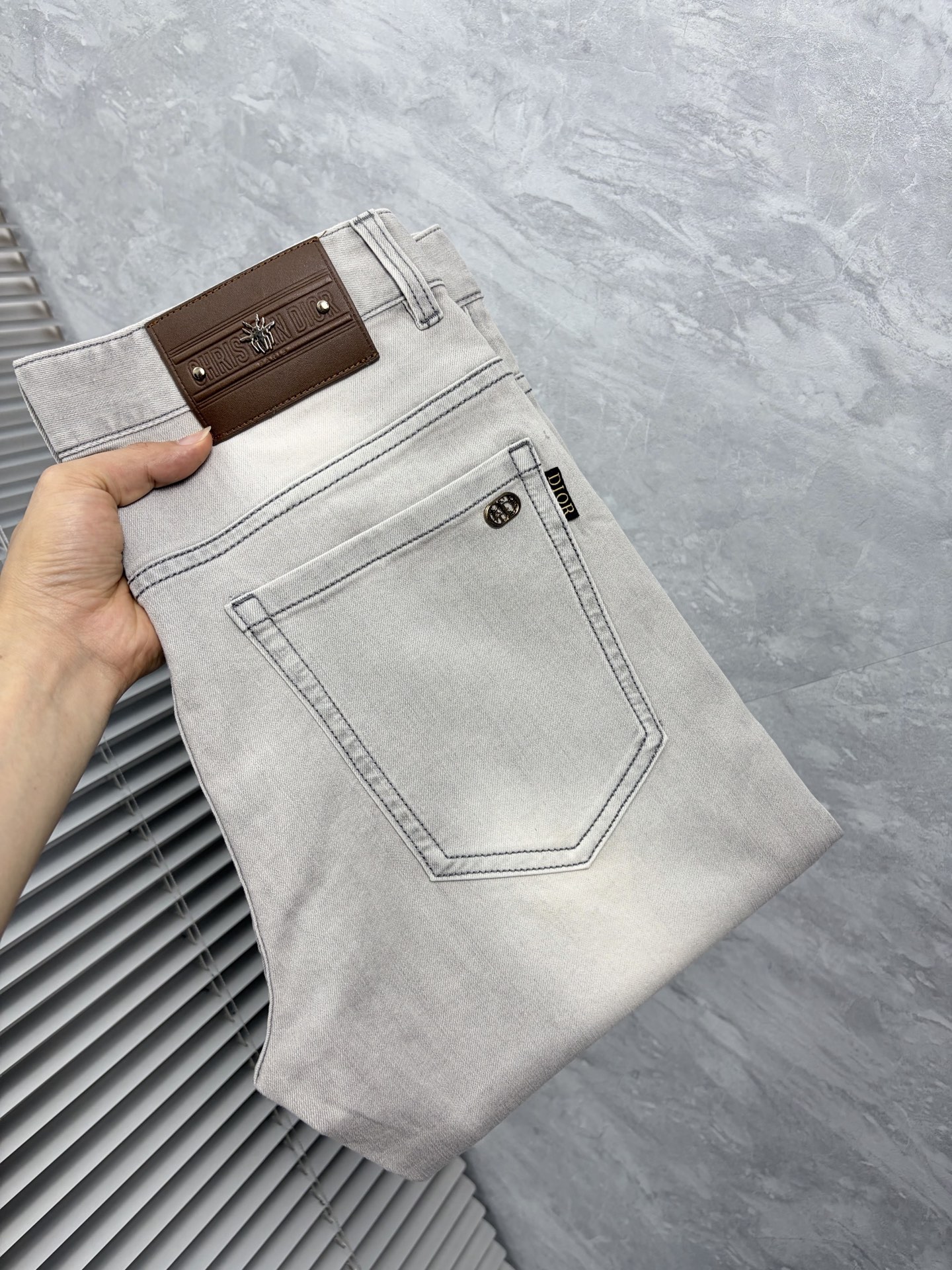 NO:910843,dr High-end customization, the latest jeans, sold simultaneously at the counter, original customization, customer-supplied hardware and accessories, original quality, imported solid-color denim elastic fabric, heavy washing, fine workmanship and routing, excellent upper body!  Preferred items .……………………………………………………………… Size29-38,,jeans,19860909dr 高端定制、最新款牛仔裤 柜台同步发售 原版定制 客供五金辅料 原单品质 进口固色牛仔弹力面料 重工洗水 做工走线精细 上身绝佳！优选单品 .…………………………………………………… Size29-38,,jeans,,Men's clothing