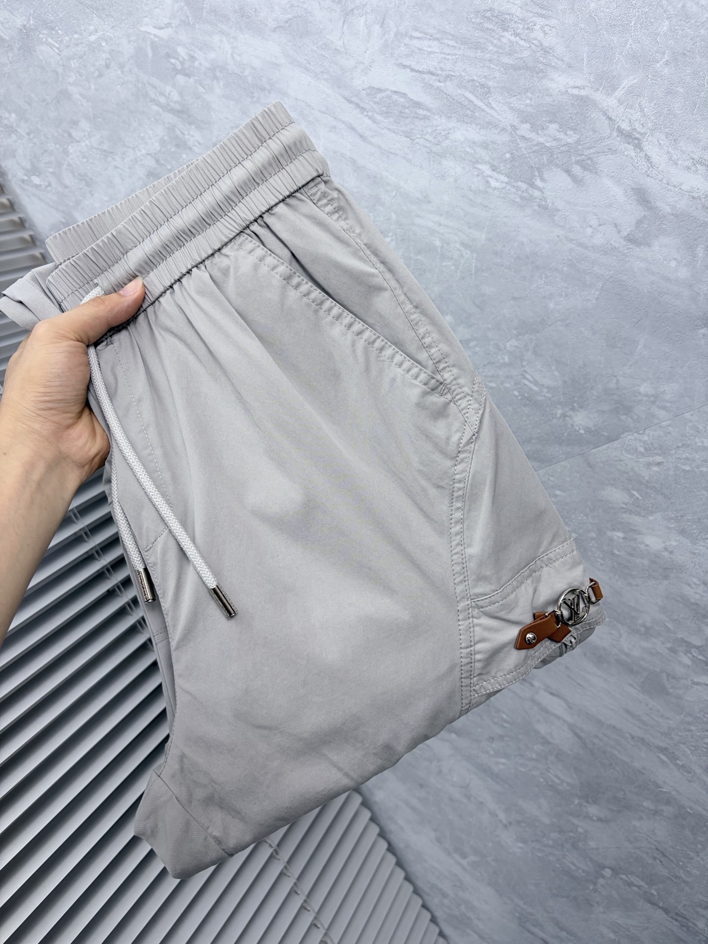 NO:864447,LV Louis Vuitton 26ss summer new men's casual workwear casual trousers, American retro [three standards complete] advanced custom summer-specific technical breathable fabric, high breathability and comfort, impeccable details, custom development of accessories, what you see is what you get, reflecting high quality. It feels delicate and soft!  Three-dimensional cutting, simple and fashionable, and the upper body shape is awesome!  Size M-4XL (shipped next day),,louis vuitton,louis vuitton,19860909LV路易威登 26ss夏季新款男士休闲工装休闲裤长裤 美式复古【三标齐全】高级定制夏季专用科技透气面料 透气舒适度高,细节无可挑剔,辅料定制开发,所见即所得,体现高品质.手感细腻柔软！立体裁剪,简单时尚,上身版型超赞！码数M-4XL（隔天出货）,,louis vuitton,louis vuitton,,Men's clothing