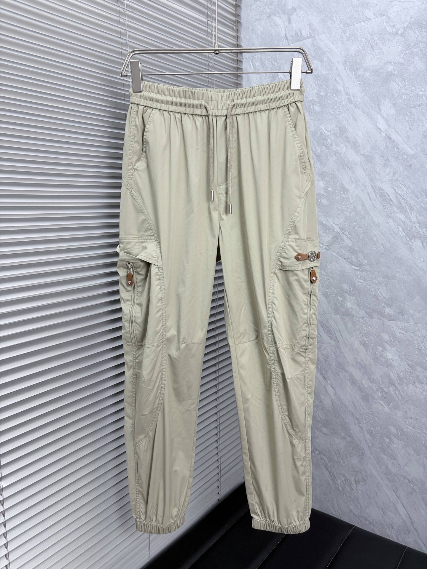 NO:864545,LV 26ss new summer men's casual workwear casual trousers, American retro [three labels complete] advanced custom summer-specific technical breathable fabric, high breathability and comfort, impeccable details, customized development of accessories, what you see is what you get, reflecting high quality. It feels delicate and soft!  Three-dimensional cutting, simple and fashionable, and the upper body shape is awesome!  Size M-4XL (shipped next day),,louis vuitton,19860909LV 26ss夏季新款男士休闲工装休闲裤长裤 美式复古【三标齐全】高级定制夏季专用科技透气面料 透气舒适度高,细节无可挑剔,辅料定制开发,所见即所得,体现高品质.手感细腻柔软！立体裁剪,简单时尚,上身版型超赞！码数M-4XL（隔天出货）,,louis vuitton,,Men's clothing