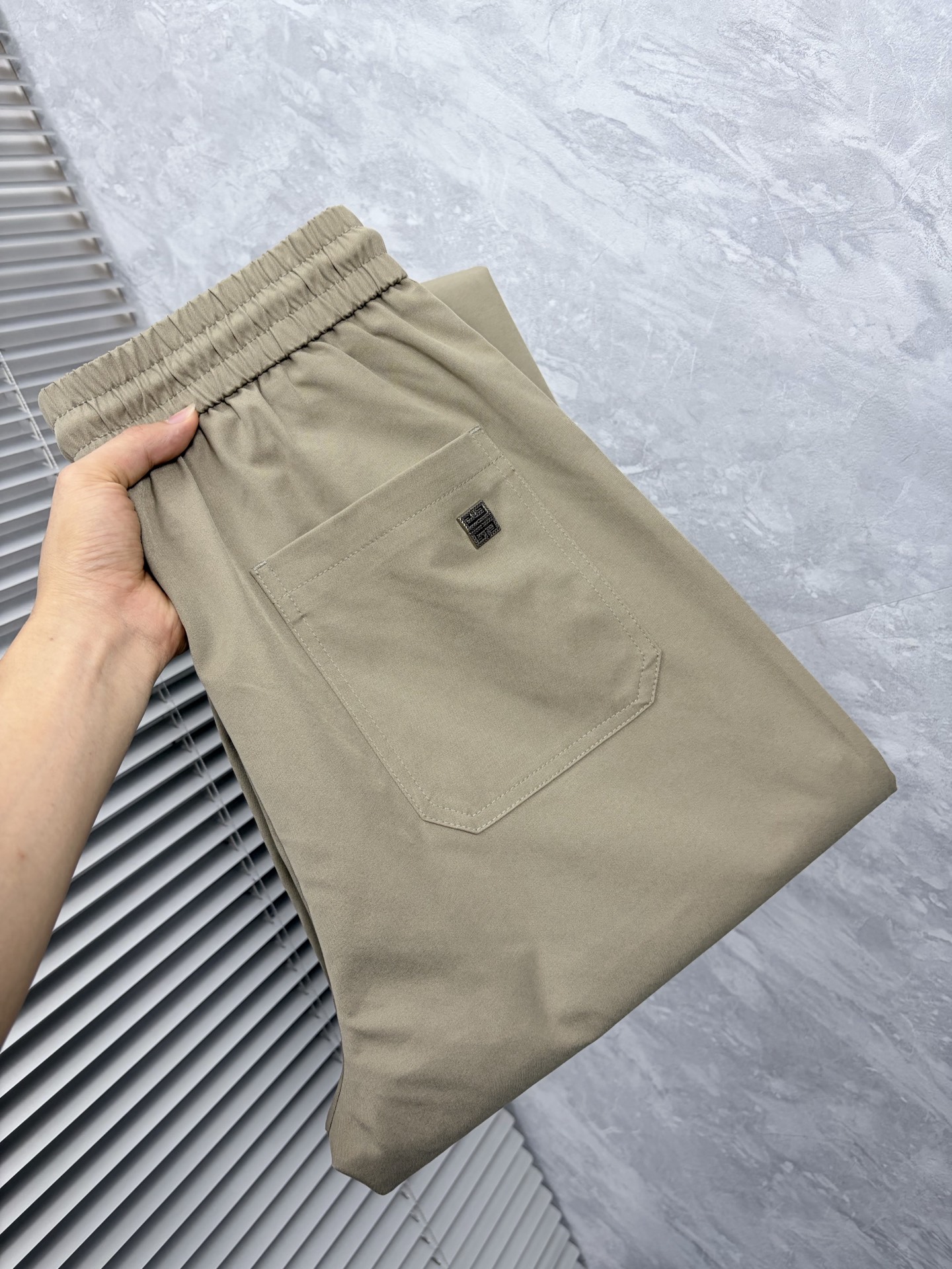 NO:864522,Givenchy 26ss new summer men's casual workwear casual trousers, American retro [three standards complete] advanced custom summer-specific technical breathable fabric, high breathability and comfort, impeccable details, customized development of accessories, what you see is what you get, reflecting high quality. It feels delicate and soft!  Three-dimensional cutting, simple and fashionable, and the upper body shape is awesome!  Size M-4XL (shipped next day),,givenchy,19860909纪梵 26ss夏季新款男士休闲工装休闲裤长裤 美式复古【三标齐全】高级定制夏季专用科技透气面料 透气舒适度高,细节无可挑剔,辅料定制开发,所见即所得,体现高品质.手感细腻柔软！立体裁剪,简单时尚,上身版型超赞！码数M-4XL（隔天出货）,,givenchy,,Men's clothing
