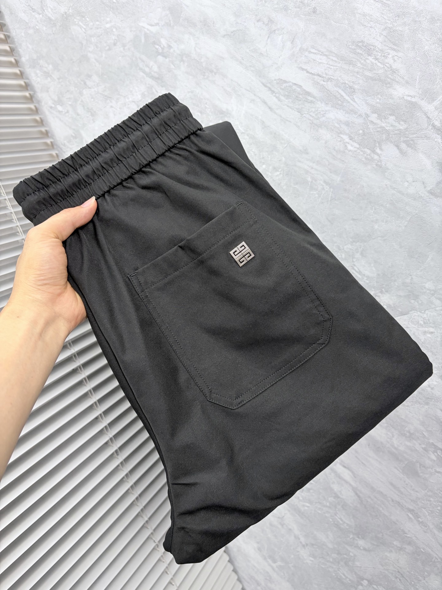 NO:864496,Givenchy 26ss new summer men's casual workwear casual trousers, American retro [three standards complete] advanced custom summer-specific technical breathable fabric, high breathability and comfort, impeccable details, customized development of accessories, what you see is what you get, reflecting high quality. It feels delicate and soft!  Three-dimensional cutting, simple and fashionable, and the upper body shape is awesome!  Size M-4XL (shipped next day),,givenchy,19860909纪梵 26ss夏季新款男士休闲工装休闲裤长裤 美式复古【三标齐全】高级定制夏季专用科技透气面料 透气舒适度高,细节无可挑剔,辅料定制开发,所见即所得,体现高品质.手感细腻柔软！立体裁剪,简单时尚,上身版型超赞！码数M-4XL（隔天出货）,,givenchy,,Men's clothing